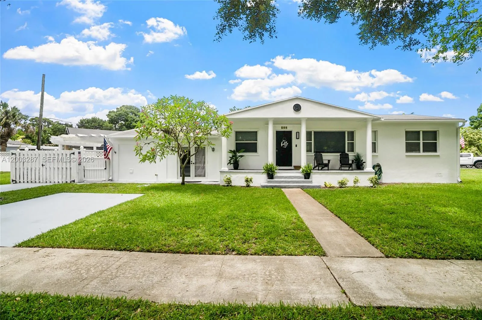 View details of listing 899 E Country Club Circle, Plantation, FL 33317 Plantation with MLS# 