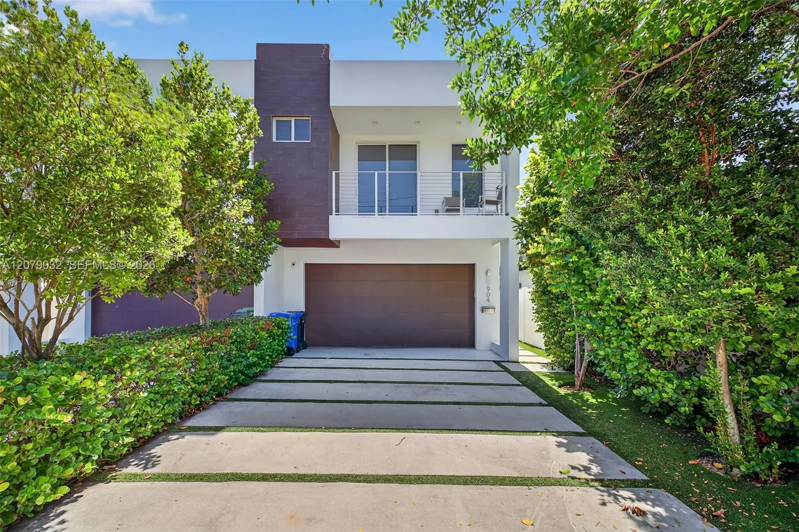 View details of listing 904 NE 15th Avenue, Fort Lauderdale, FL 33304 Fort Lauderdale with MLS#
