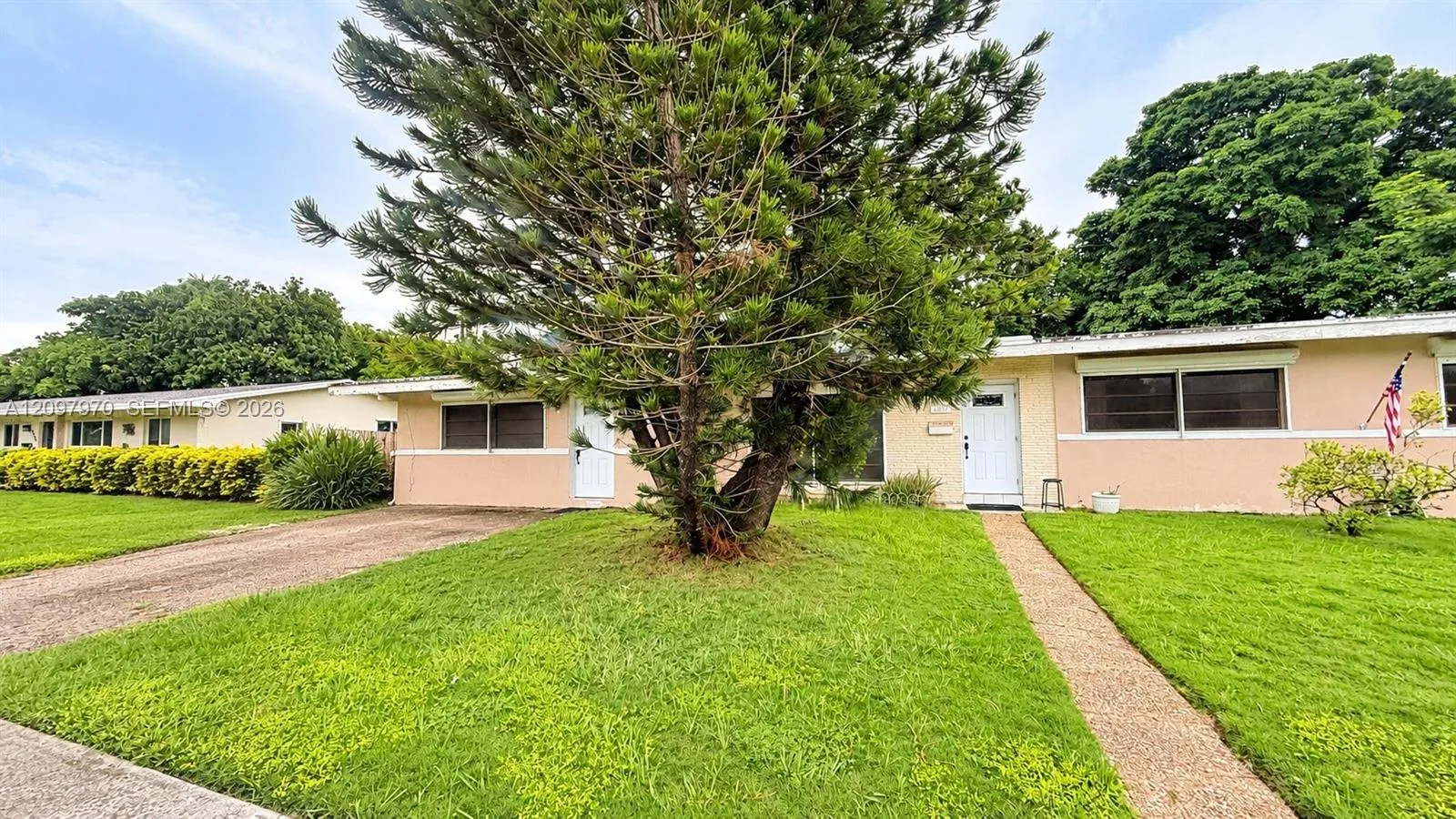 View details of listing 9325 SW 178th Terrace, Palmetto Bay, FL 33157 Palmetto Bay with MLS# 