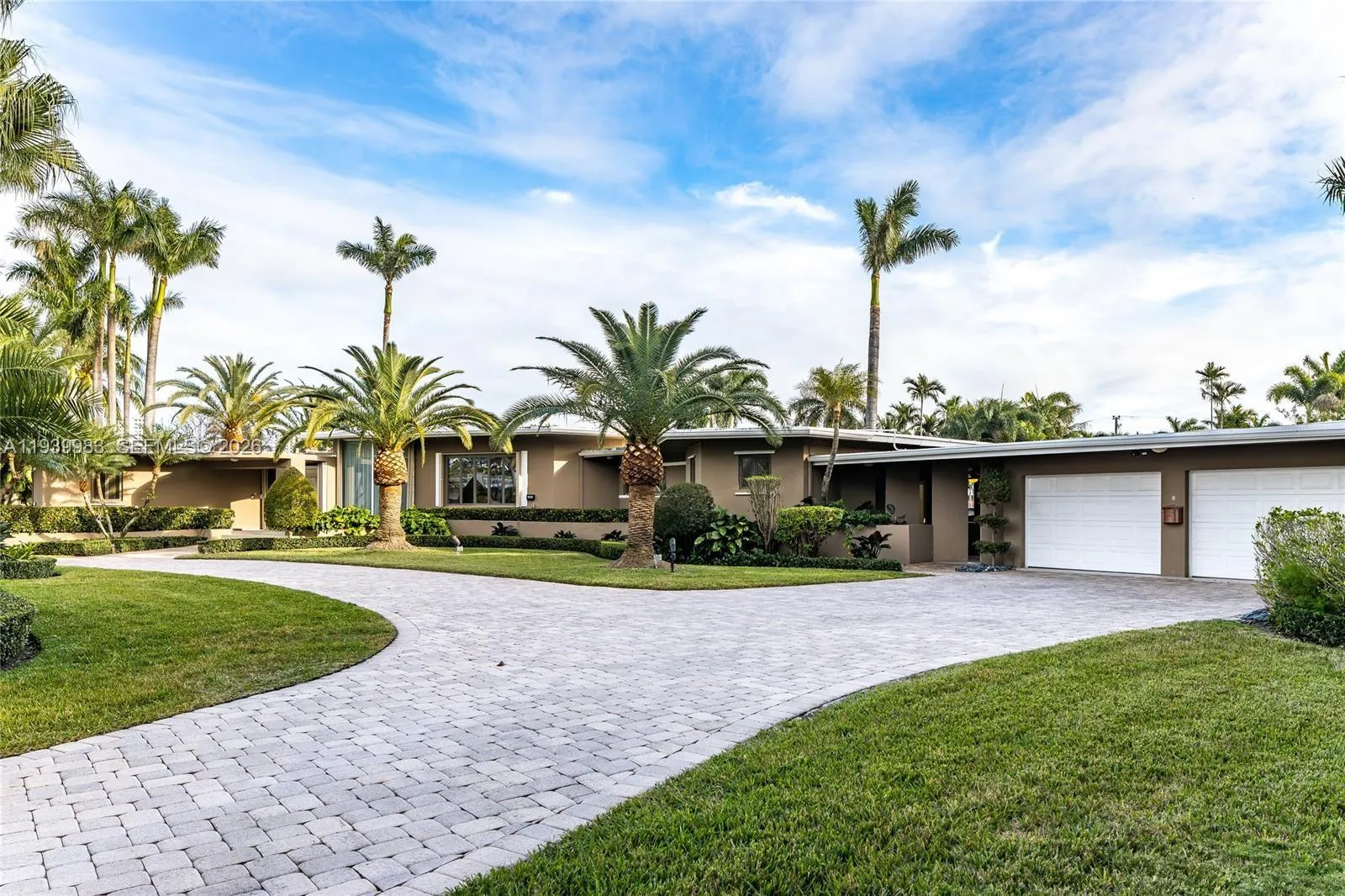 View details of listing 950 S Southlake Drive 950, Hollywood, FL 33019 Hollywood with MLS#