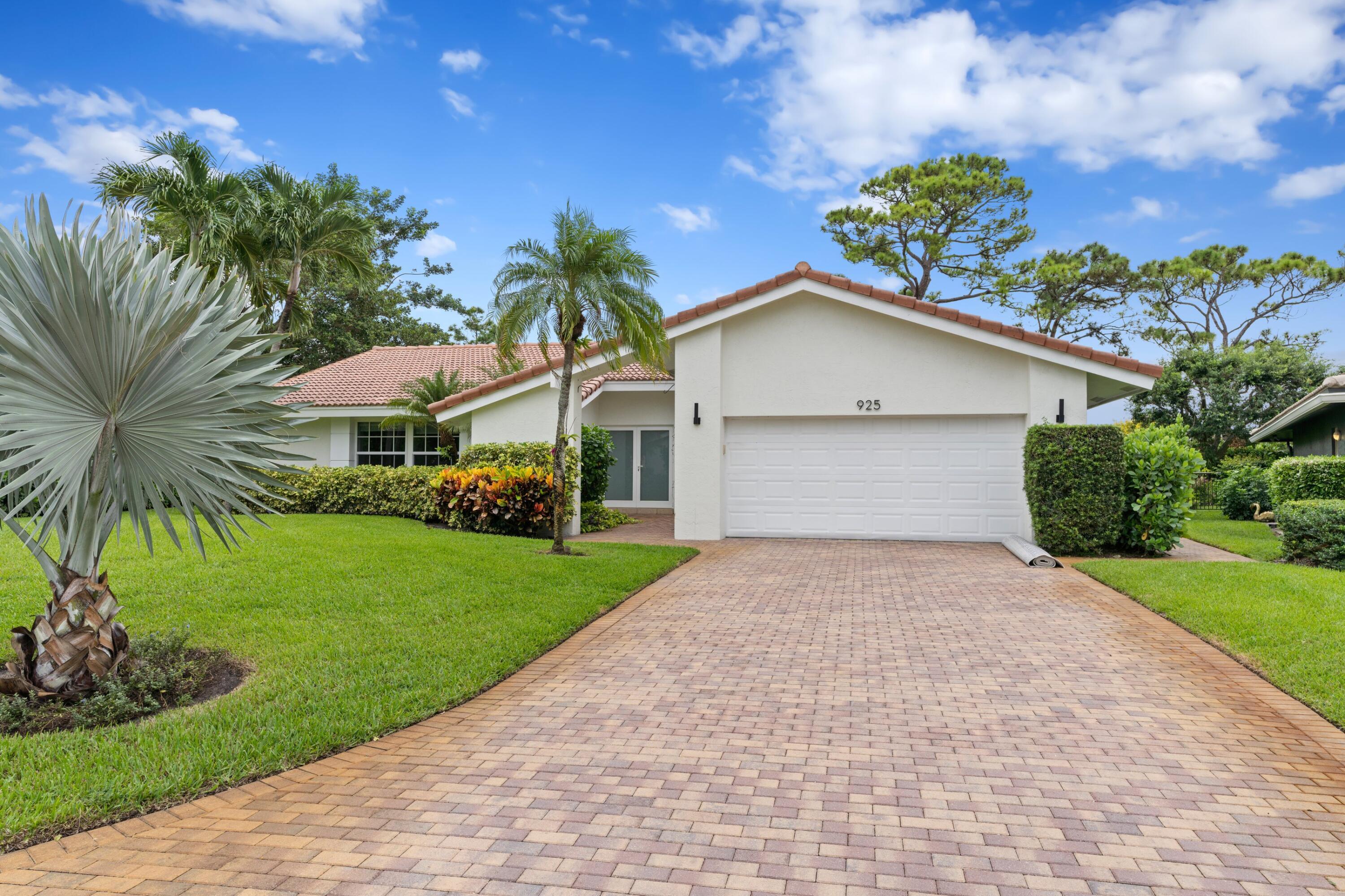 View details of listing 925 Foxpointe Circle, Delray Beach, FL 33445 Delray Beach with MLS# 