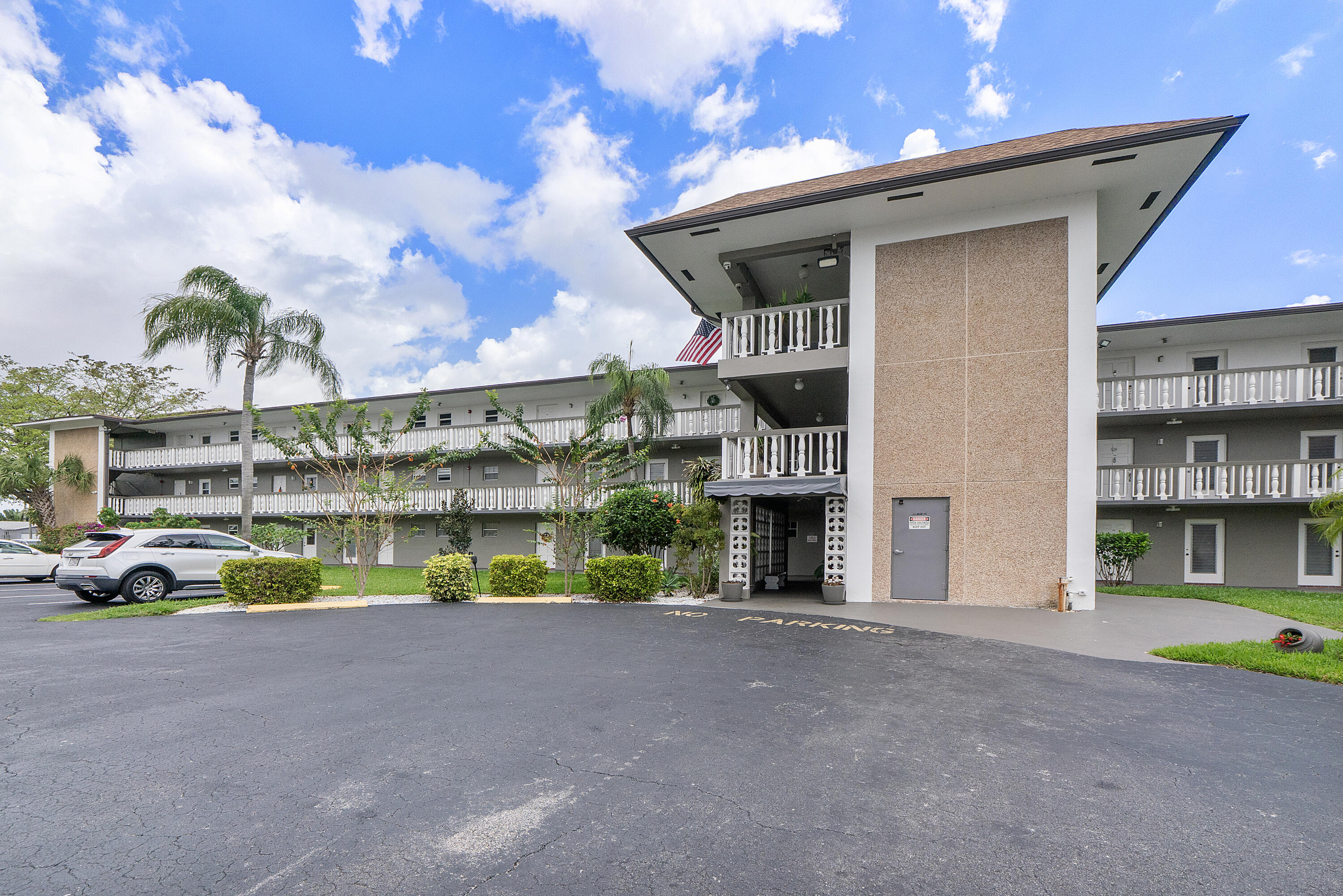 View details of listing 5200 Washington Street 301, Hollywood, FL 33021 Hollywood with MLS# 