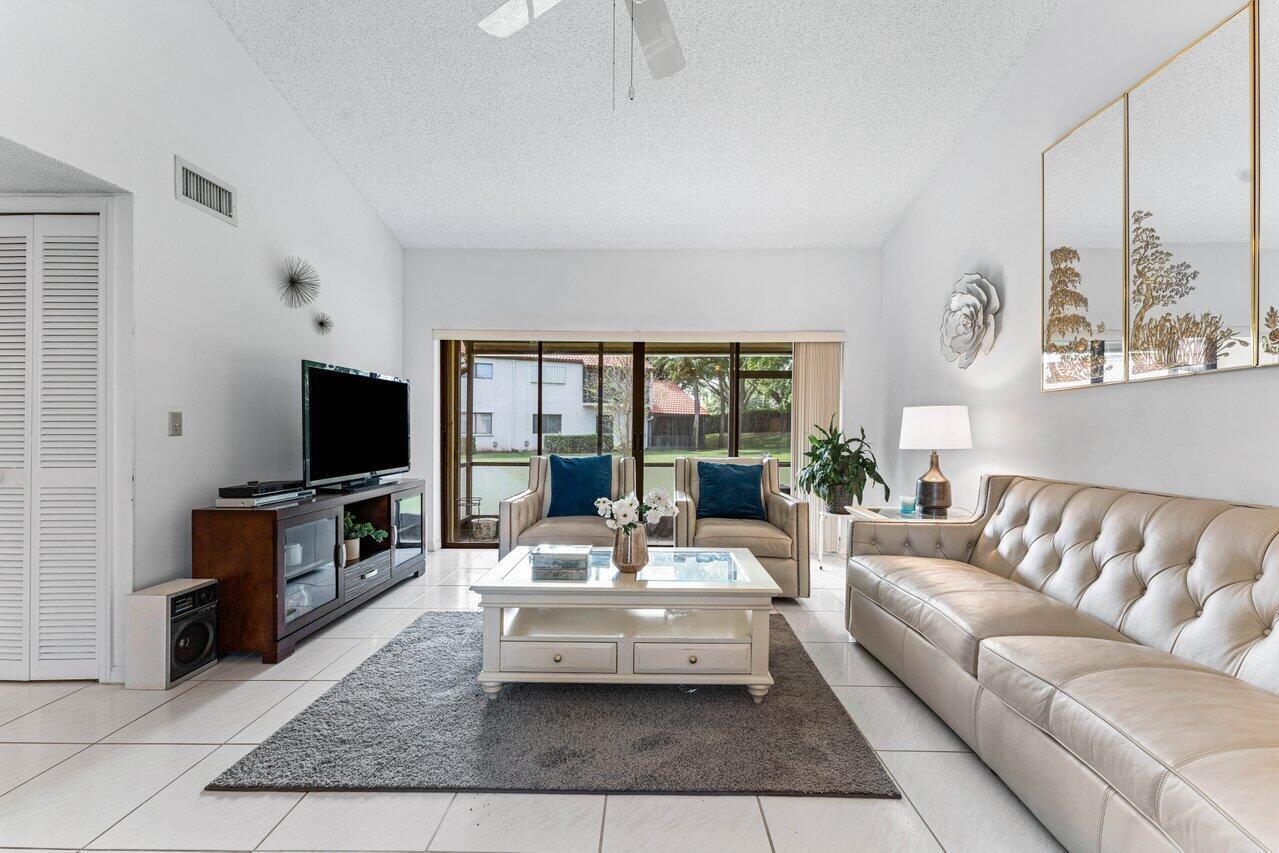 View details of listing 10 Via De Casas Sur 104, Boynton Beach, FL 33426 Boynton Beach with MLS# 