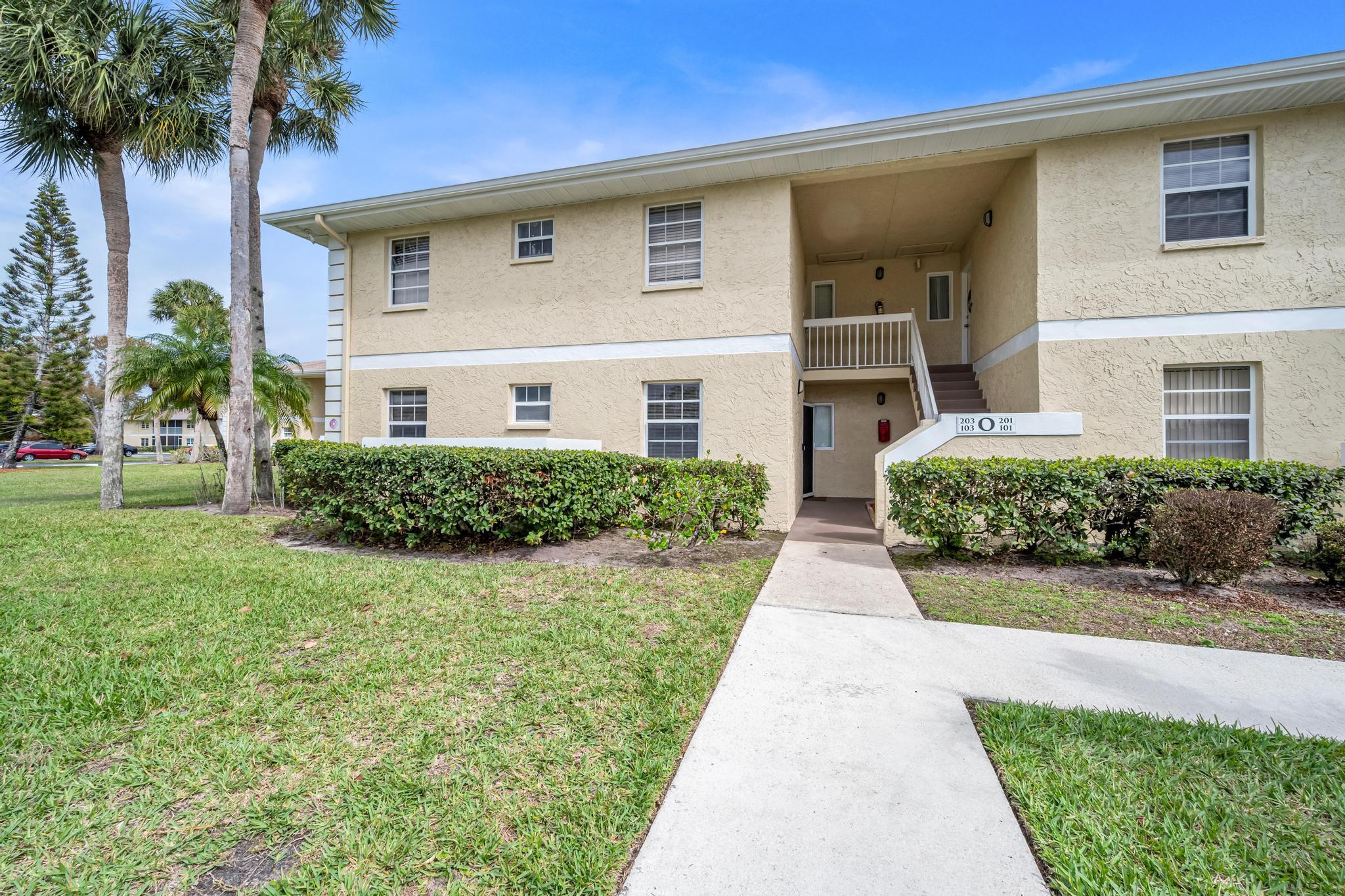 View details of listing 1552 SE Royal Green Circle O-103, Port St. Lucie, FL 34952 Port St. Lucie with MLS# 