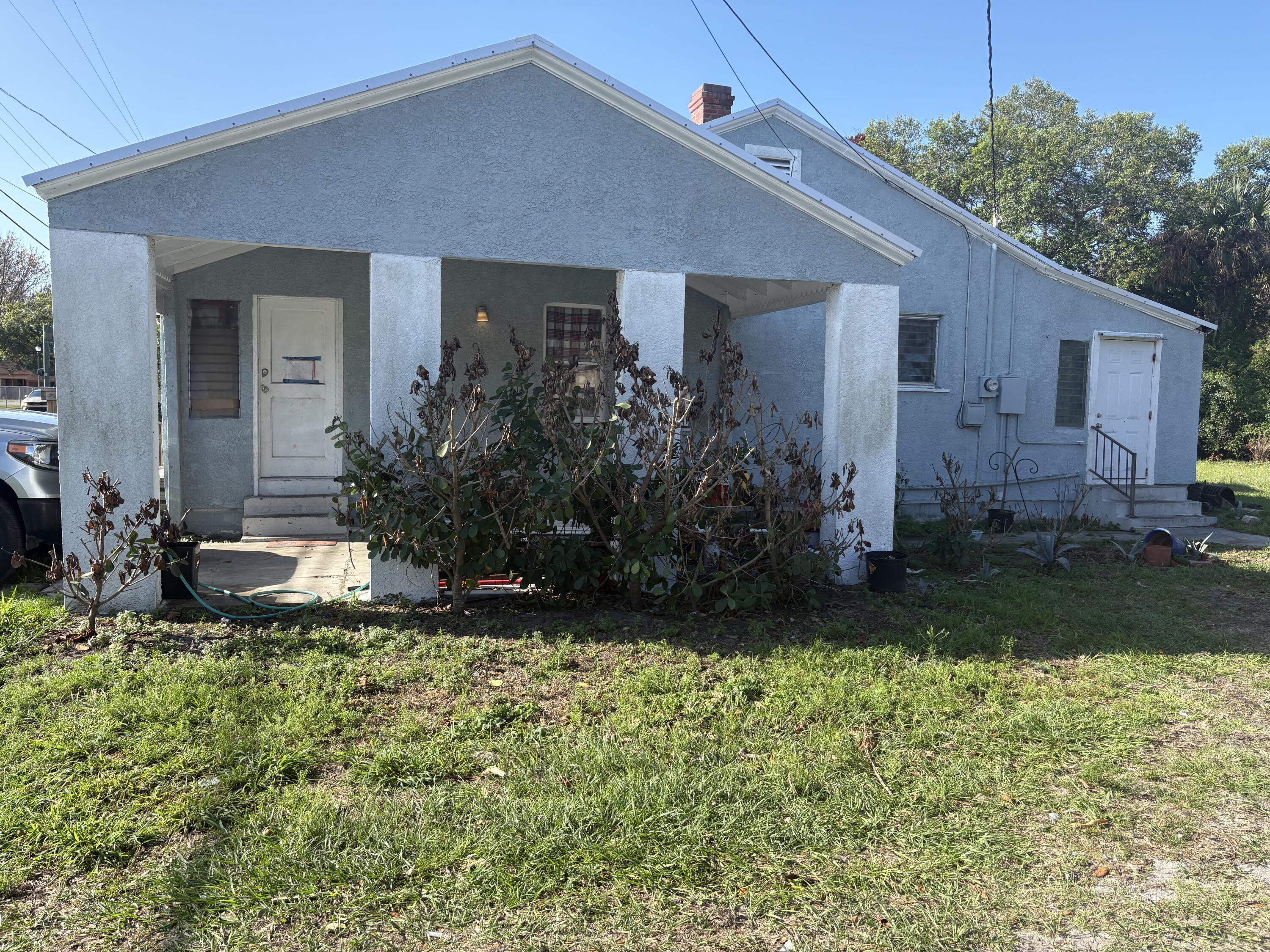 View details of listing 701 S 13th Street, Fort Pierce, FL 34950 Fort Pierce with MLS# 