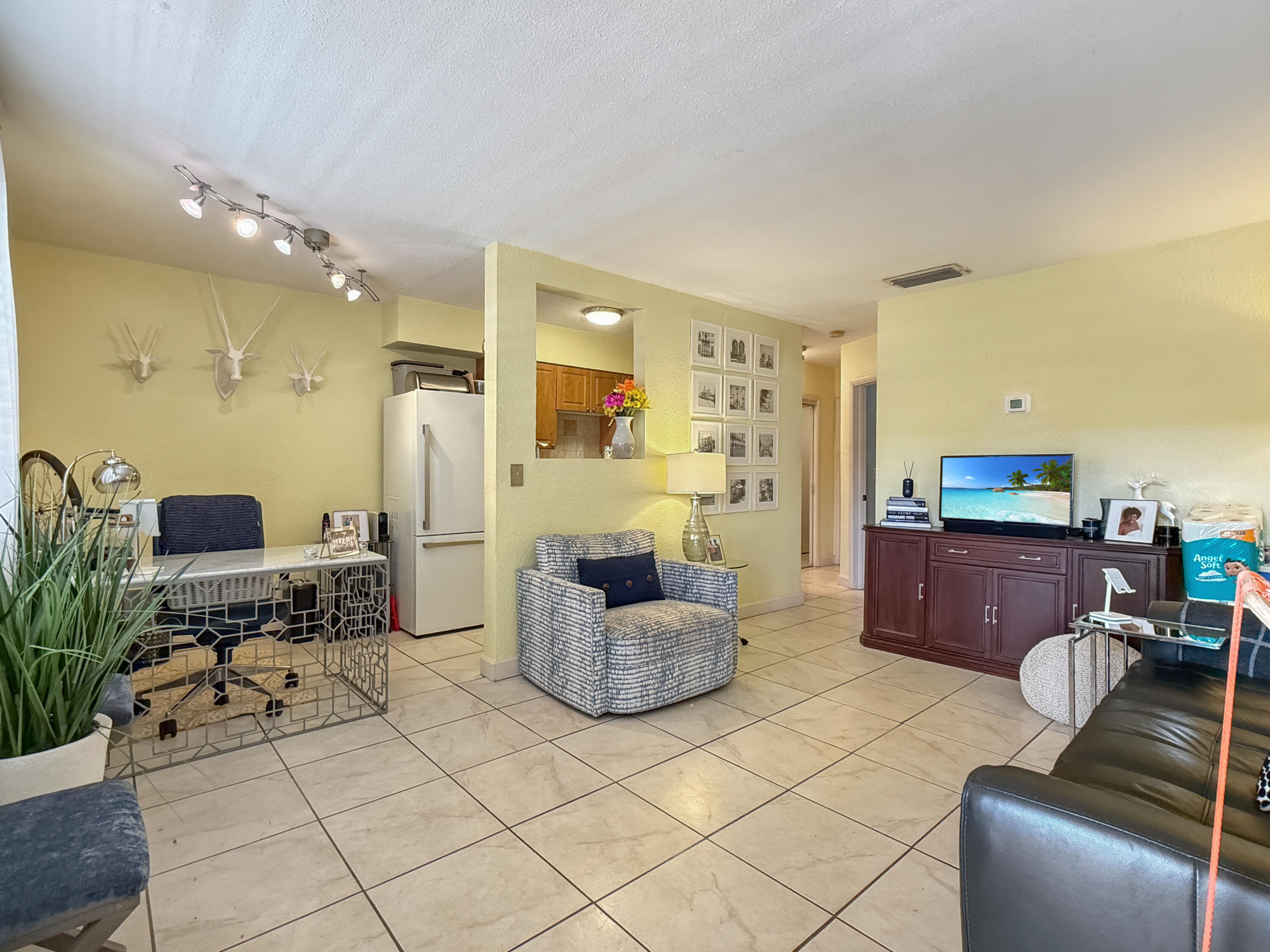 View details of listing 2607 NE 8th Avenue #25, Wilton Manors, FL 33334 Wilton Manors with MLS# 