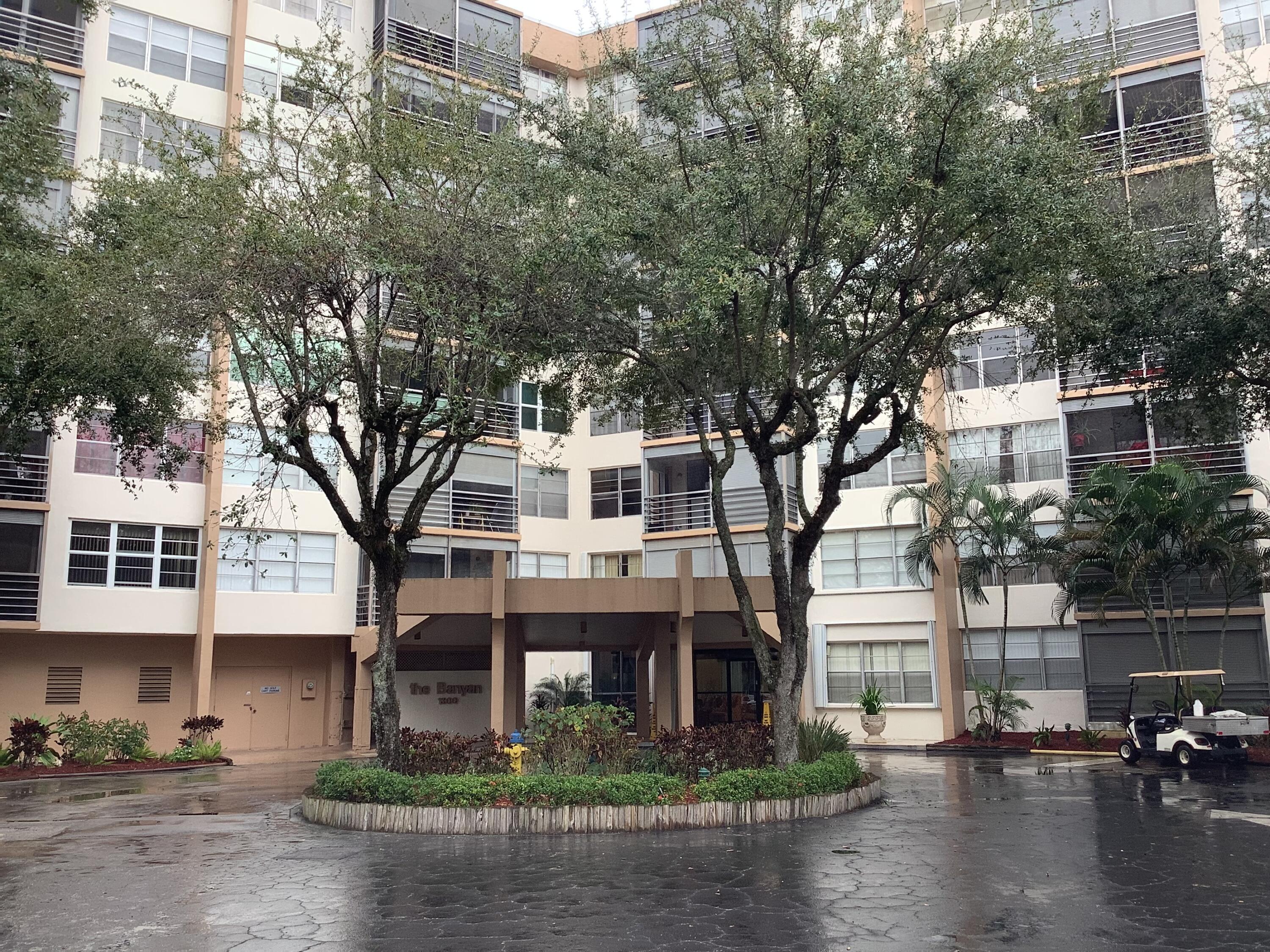 View details of listing 1300 Saint Charles Place Unit Ph13, Pembroke Pines, FL 33026 Pembroke Pines with MLS# 
