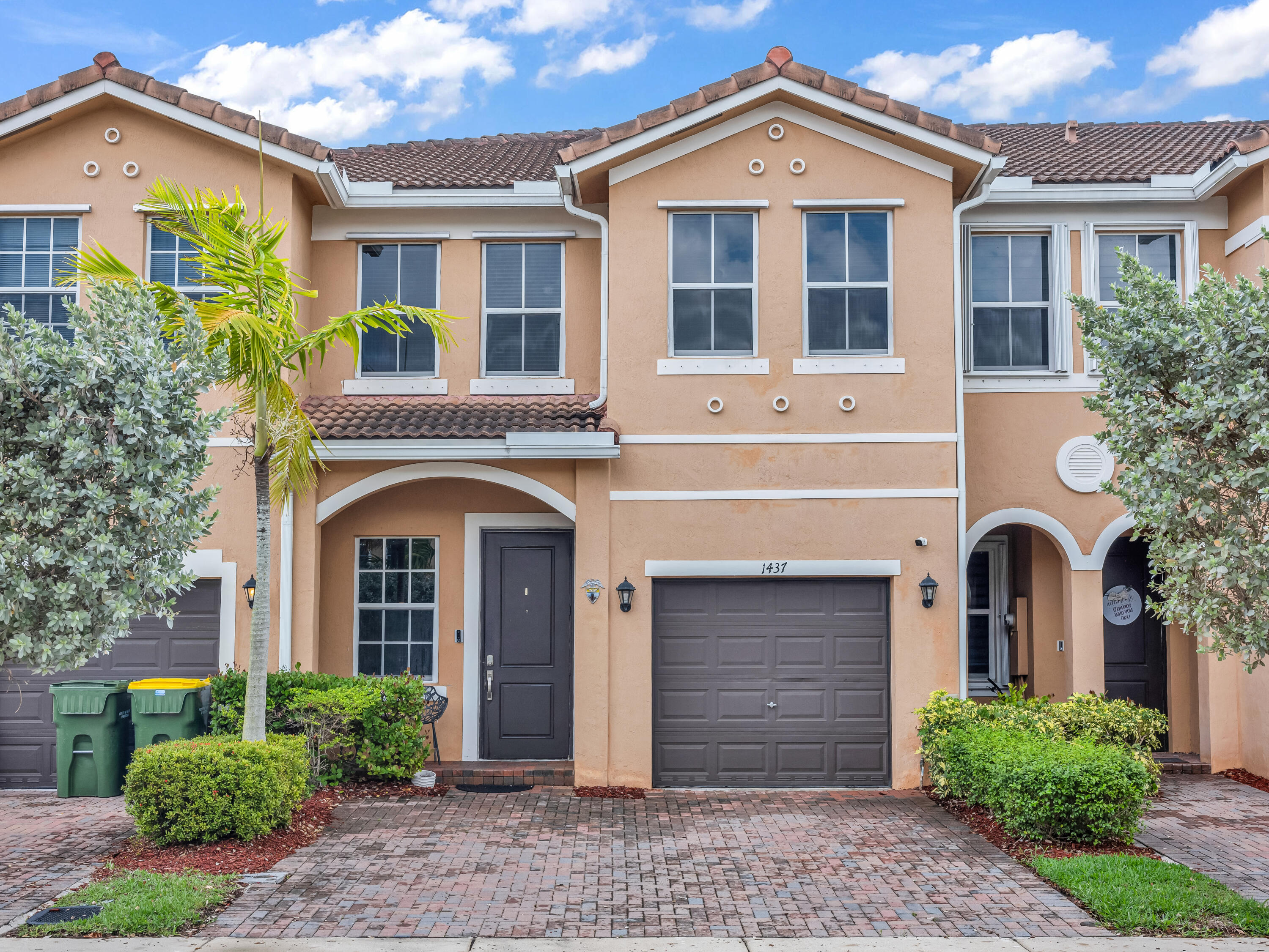 View details of listing 1437 SE 23rd Terrace, Homestead, FL 33035 Homestead with MLS#