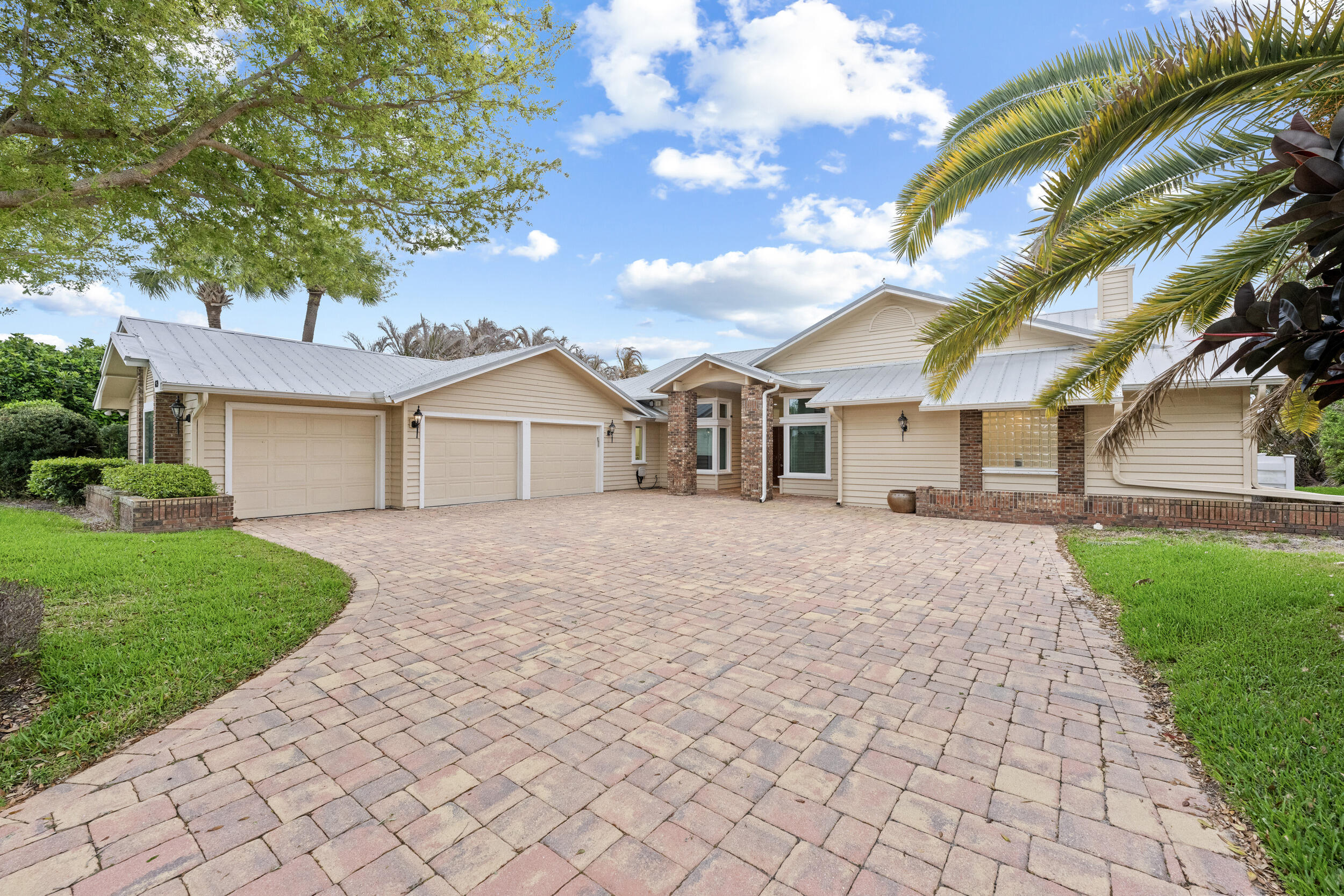 View details of listing 69 Cache Cay Drive, Vero Beach, FL 32963 Vero Beach with MLS#