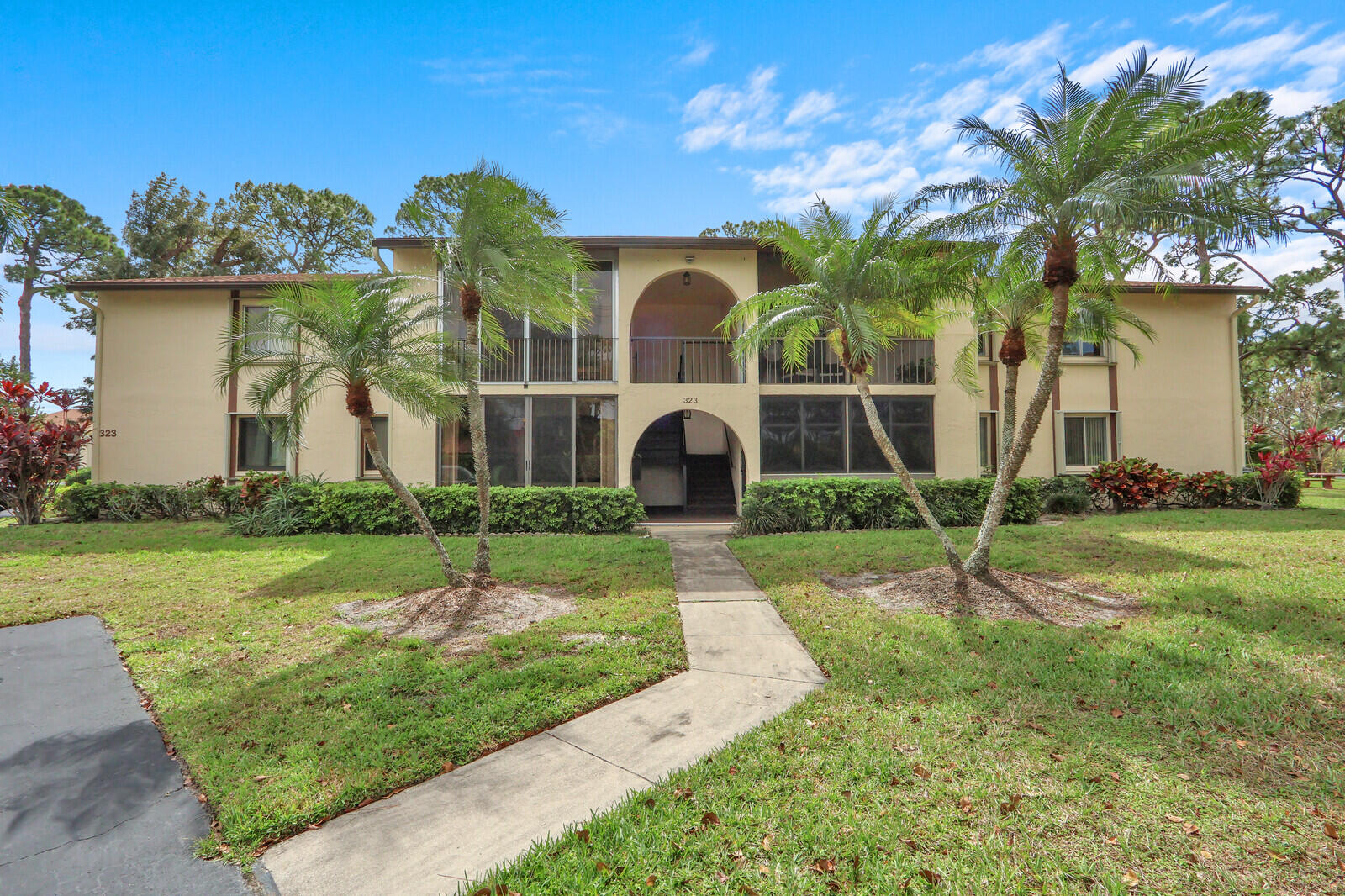 View details of listing 323 Knotty Pine Circle A2, Greenacres, FL 33463 Greenacres with MLS#