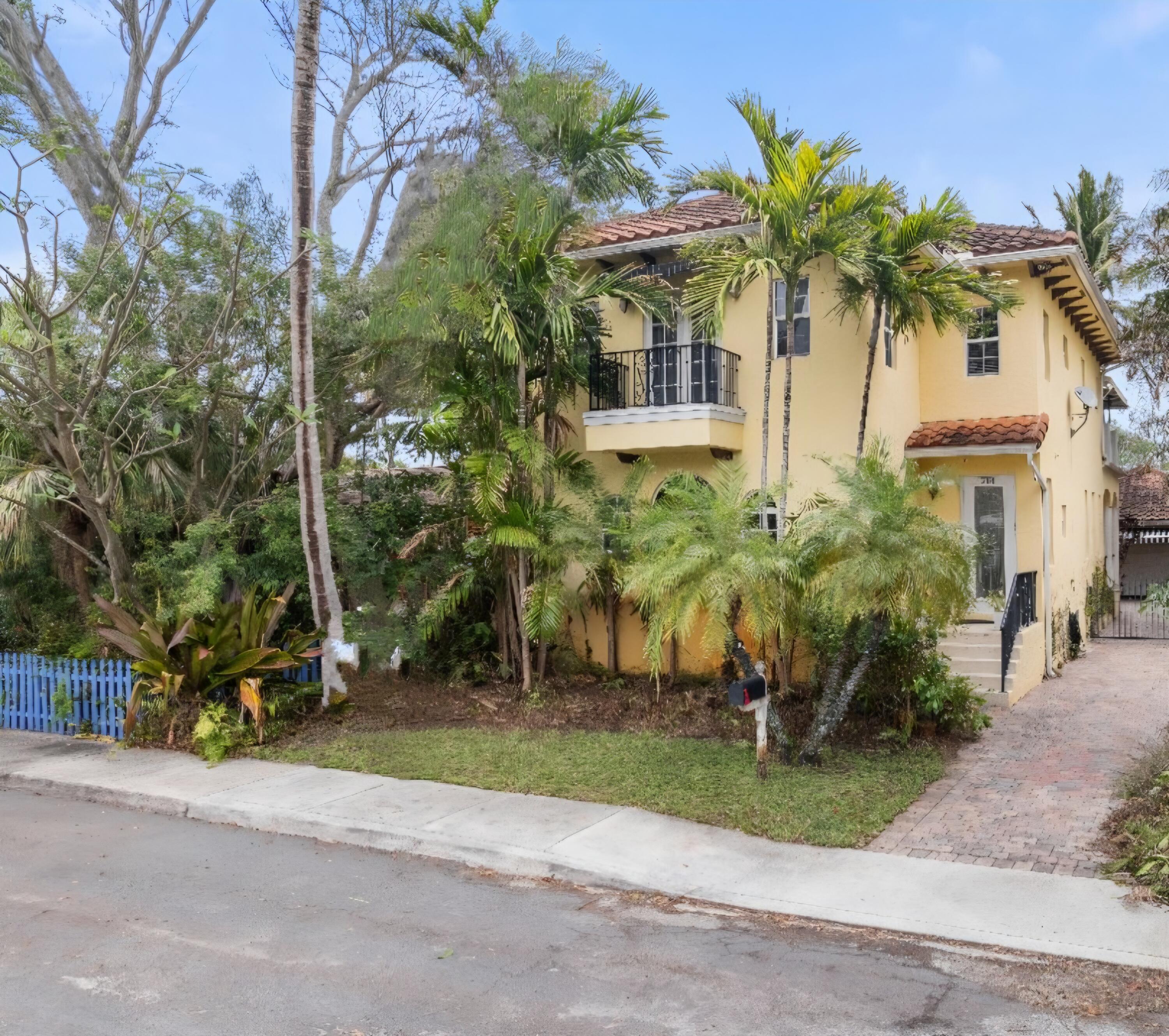 View details of listing 218 N Palmway, Lake Worth Beach, FL 33460 Lake Worth Beach with MLS#