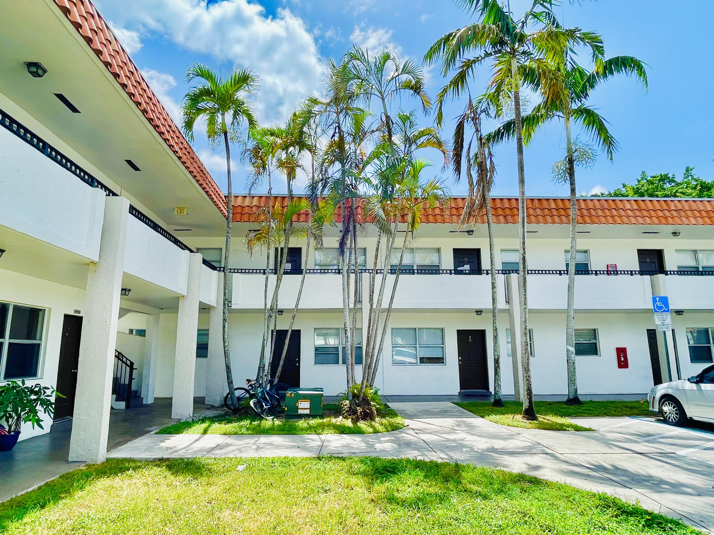 View details of listing 400 NW 65th Avenue 114, Margate, FL 33063 Margate with MLS#