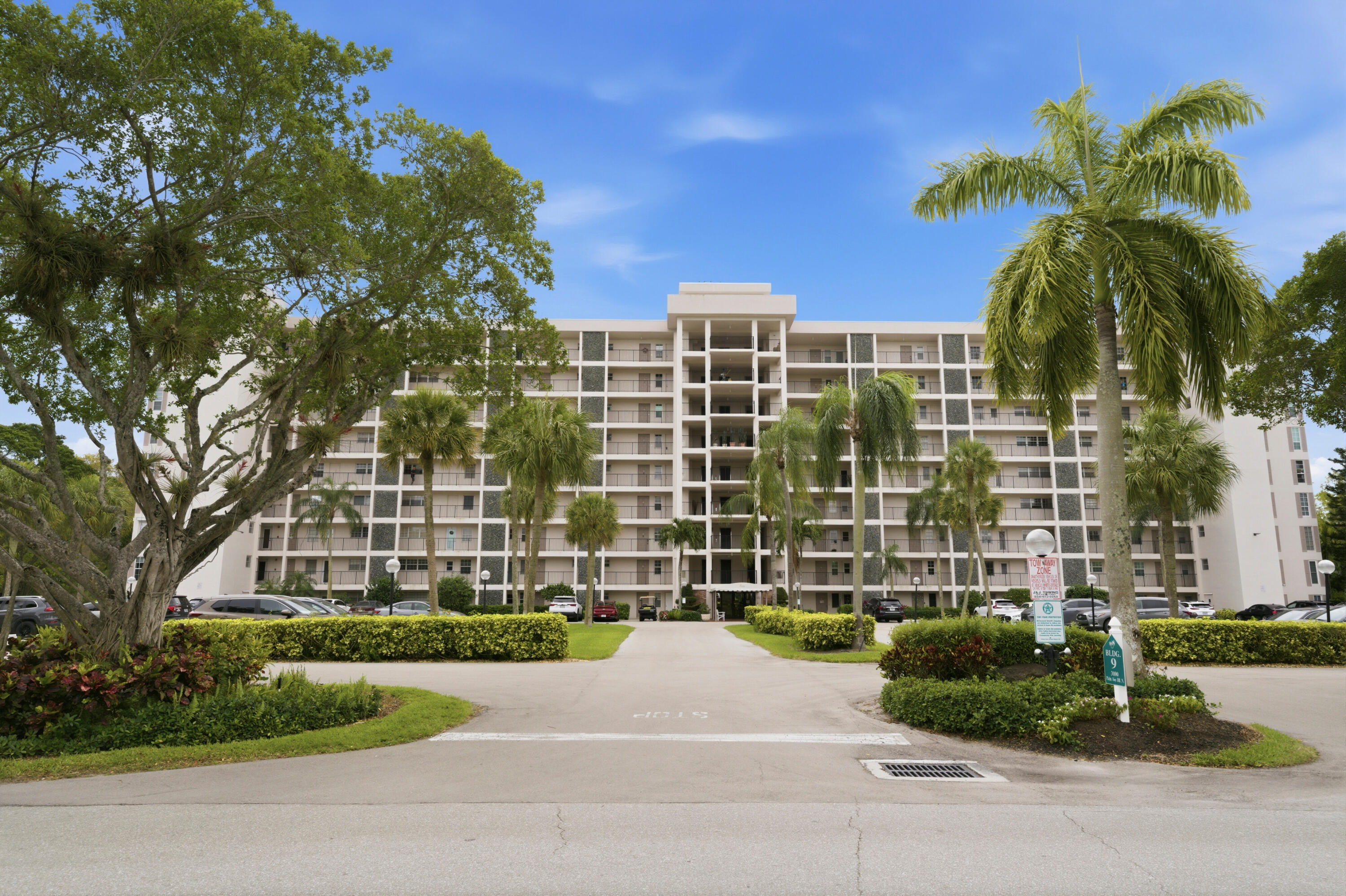 View details of listing 3100 N Palm Aire Drive 208, Pompano Beach, FL 33069 Pompano Beach with MLS#