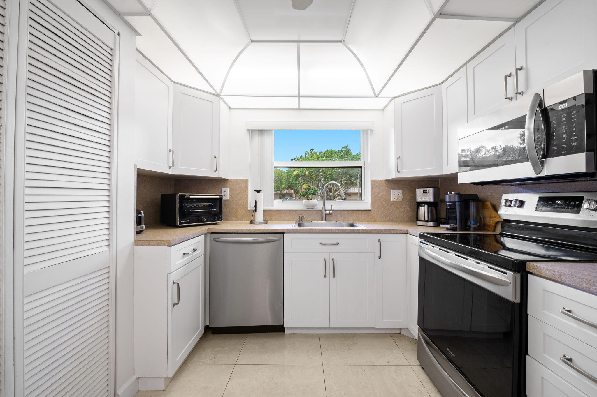View details of listing 9330 Sunrise Lakes Boulevard 104, Sunrise, FL 33322 Sunrise with MLS#