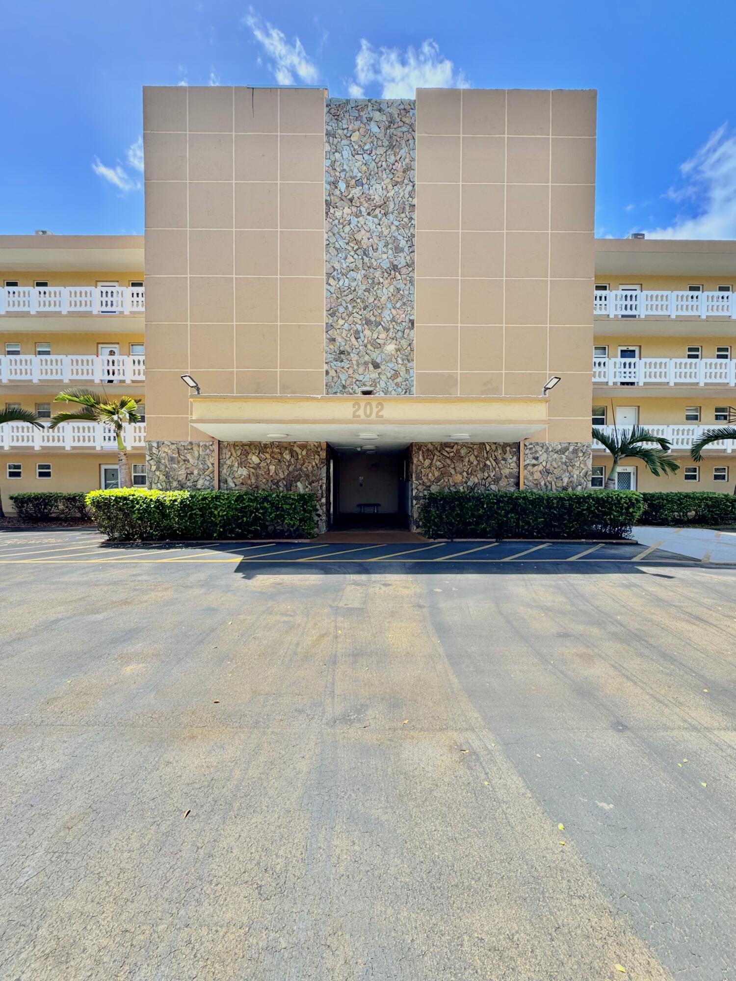 View details of listing 202 SE 10th Street 105, Dania Beach, FL 33004 Dania Beach with MLS#