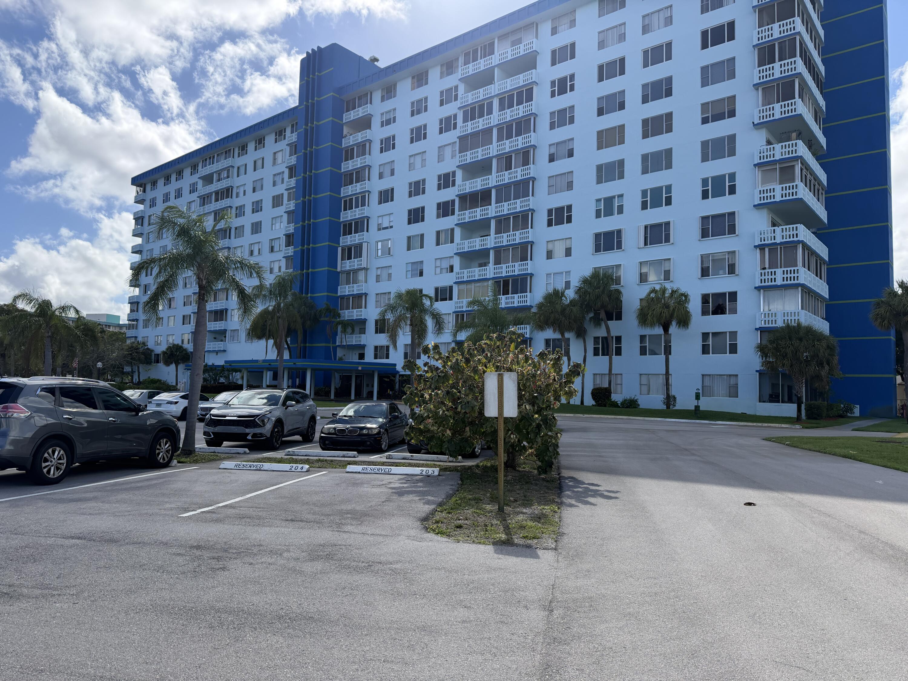 View details of listing 4001 Hillcrest Drive 510, Hollywood, FL 33021 Hollywood with MLS# 