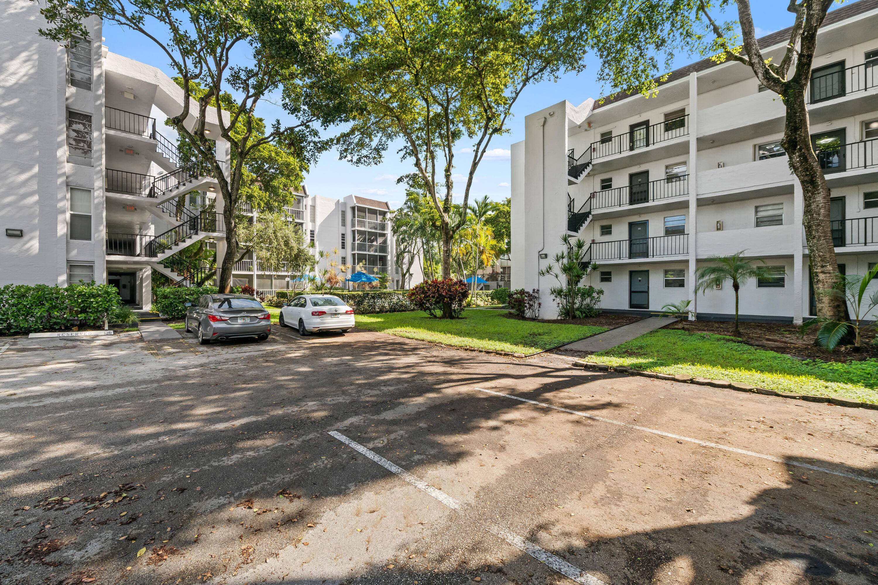 View details of listing 471 N Pine Island Road 302d, Plantation, FL 33324 Plantation with MLS# 