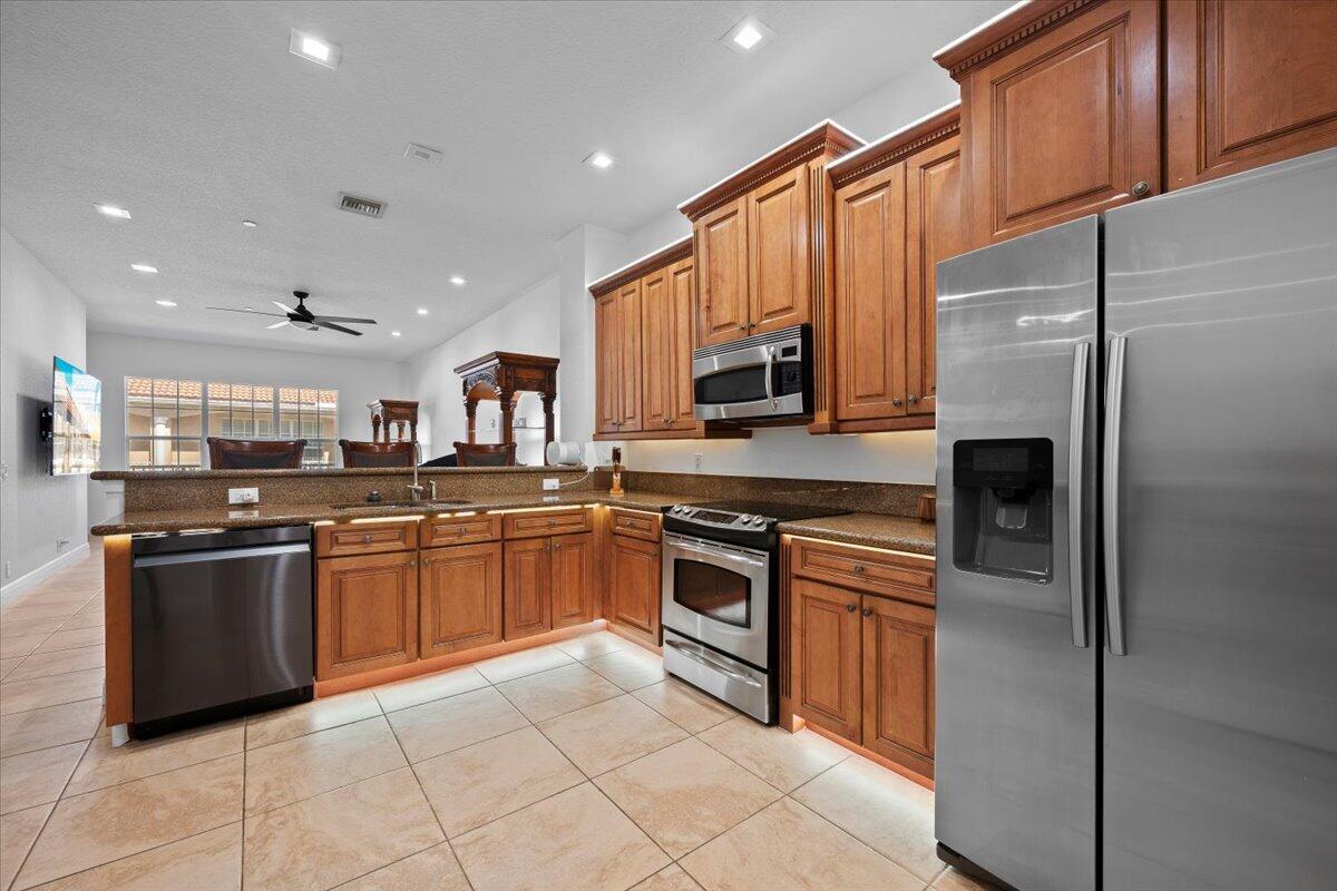 View details of listing 5102 Artesa Way W, Palm Beach Gardens, FL 33418 Palm Beach Gardens with MLS# 