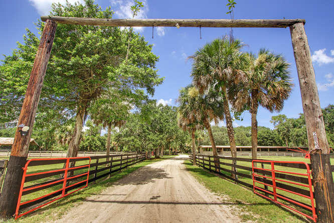 View details of listing 2833 F Road, Loxahatchee Groves, FL 33470 Loxahatchee Groves with MLS#