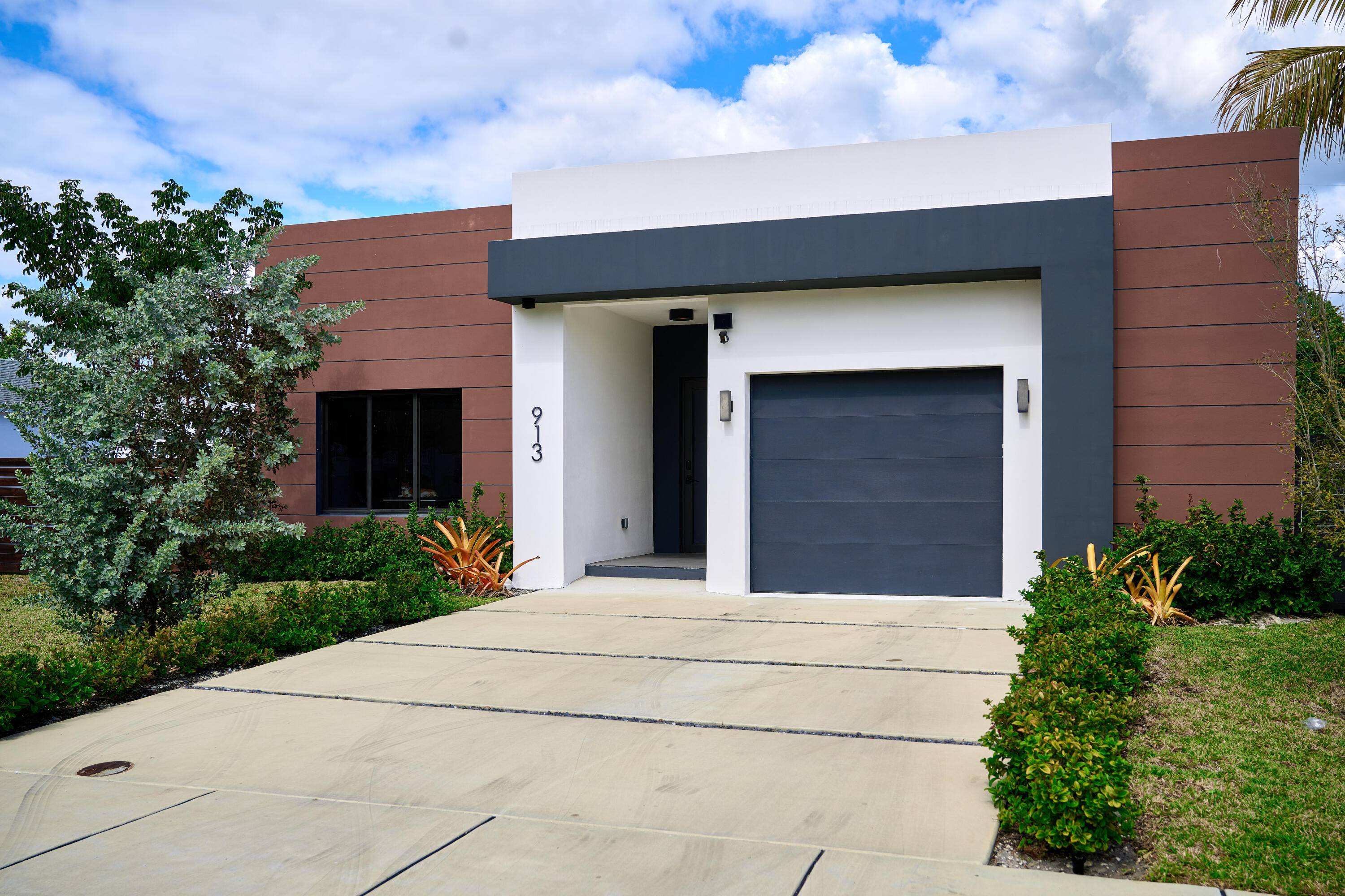 View details of listing 913 NE 15th Street, Fort Lauderdale, FL 33304 Fort Lauderdale with MLS#