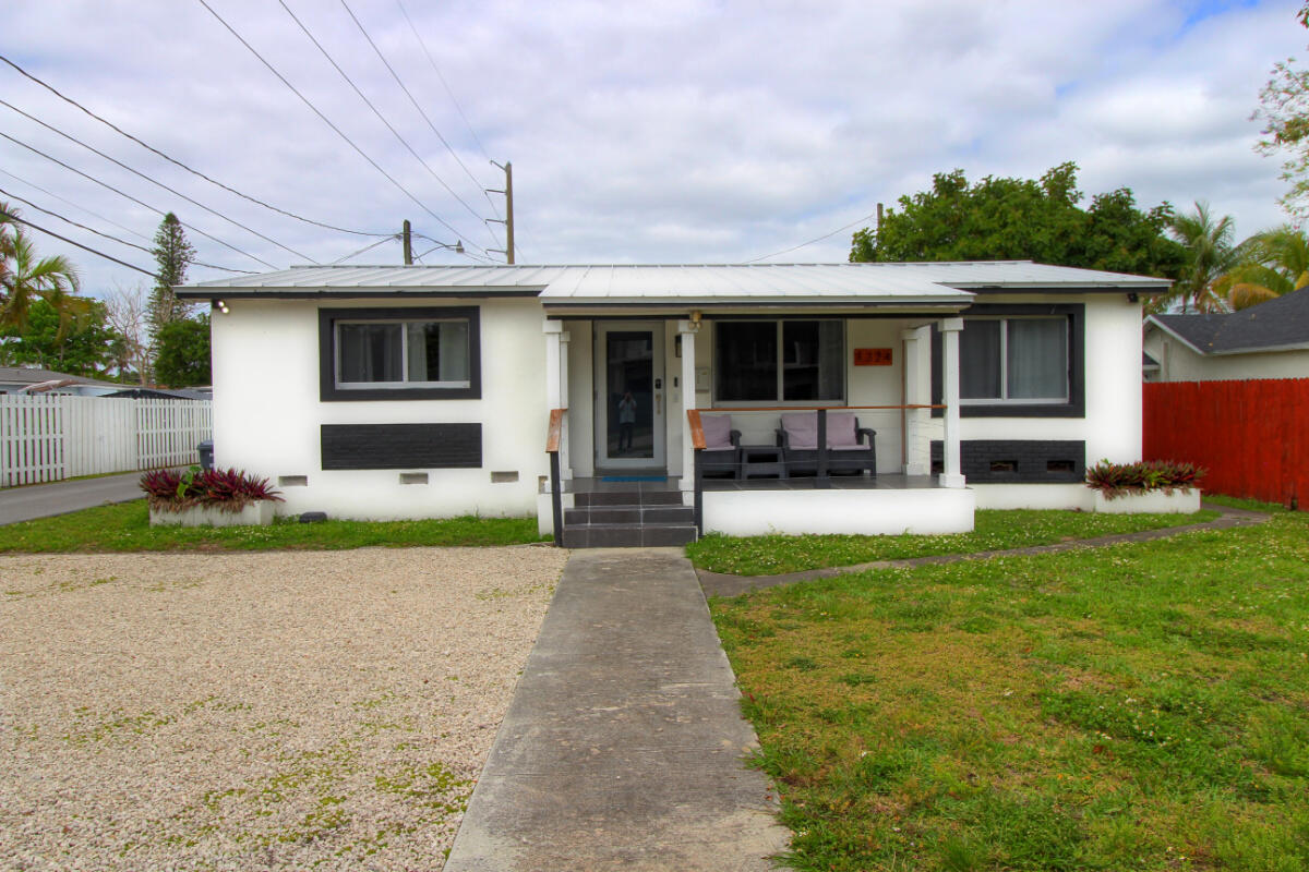 View details of listing 1324 N 24th Avenue, Hollywood, FL 33020 Hollywood with MLS#
