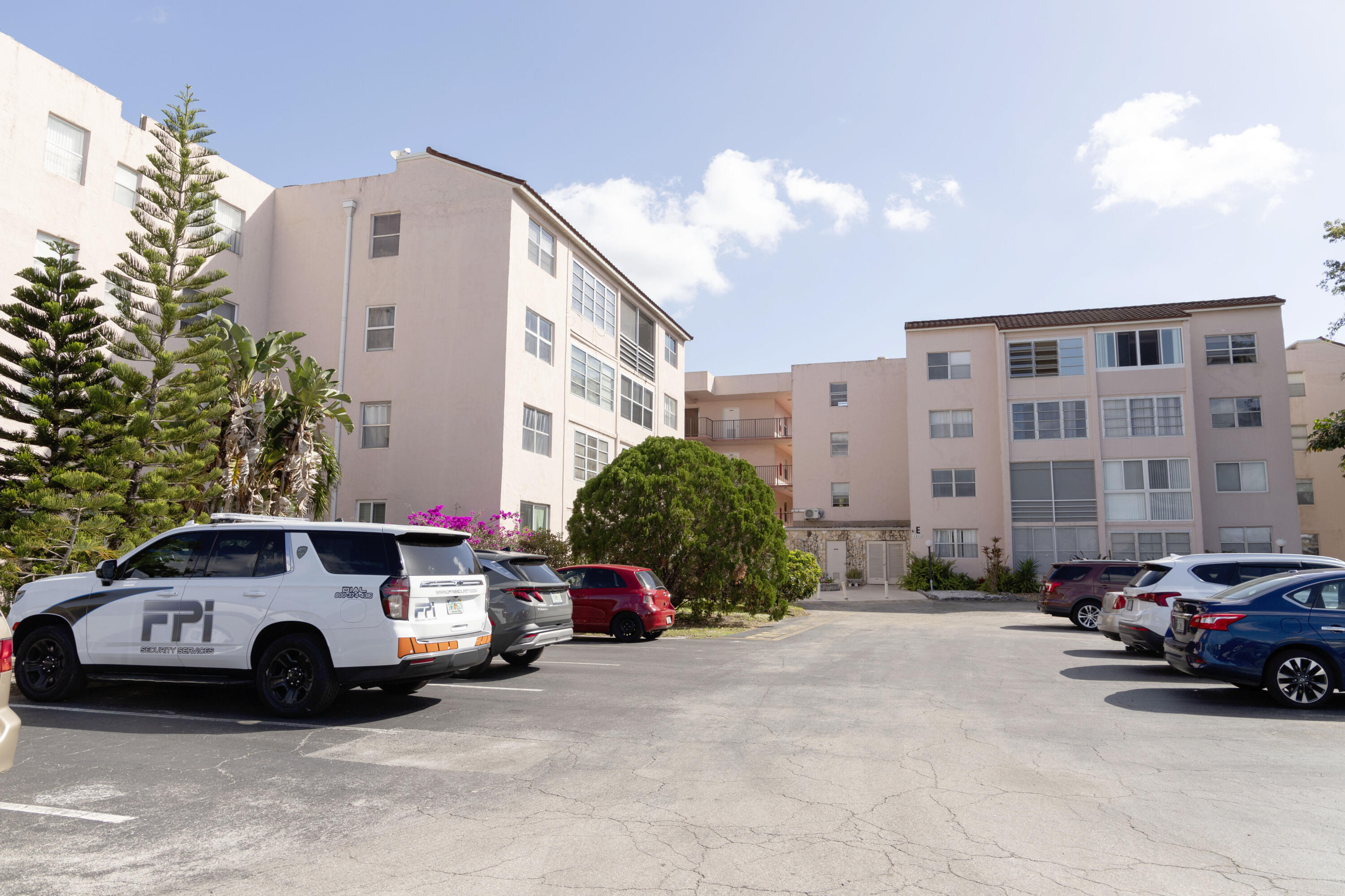 View details of listing 2851 Somerset Drive 116 E, Lauderdale Lakes, FL 33311 Lauderdale Lakes with MLS#