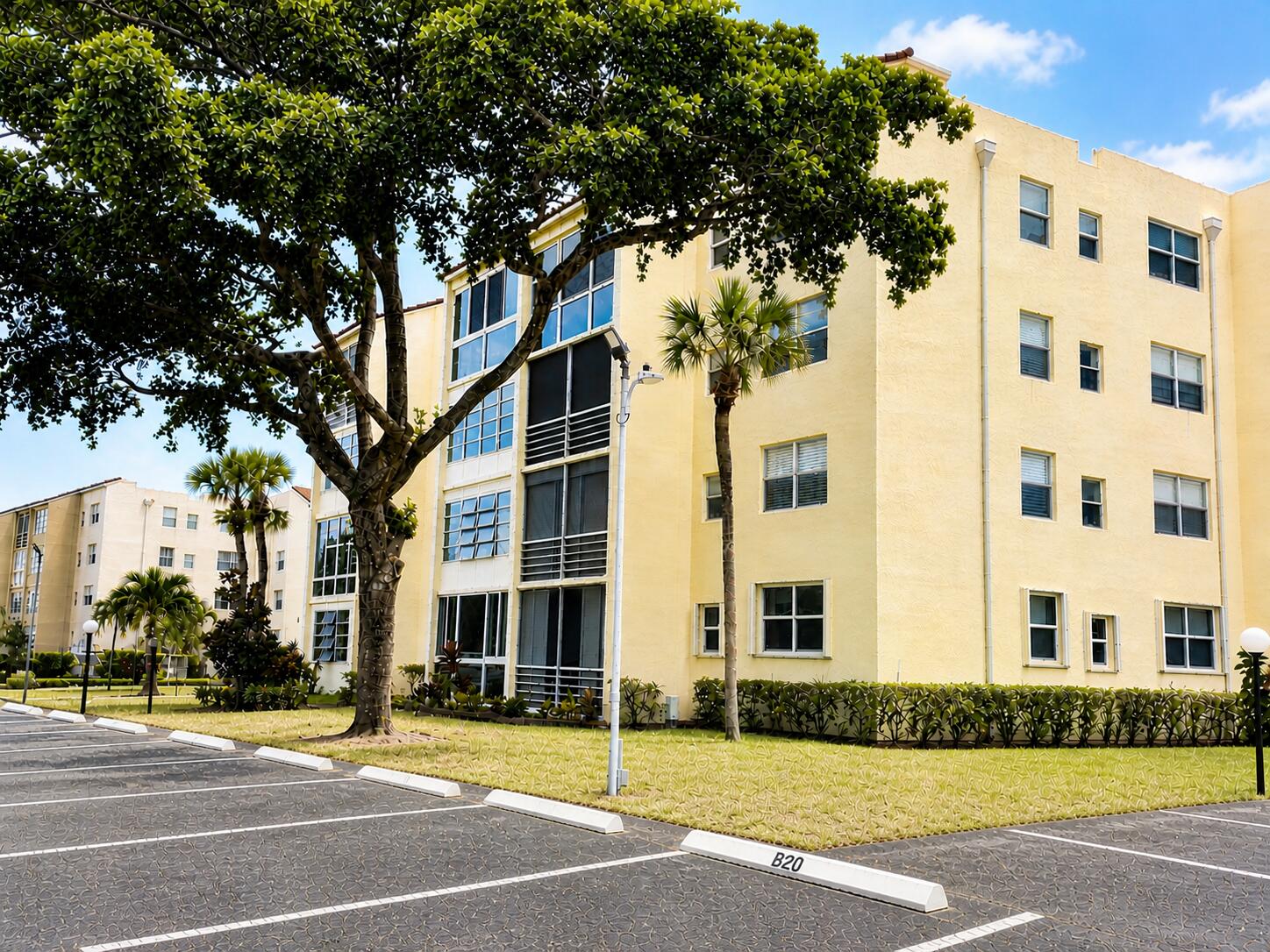View details of listing 2831 Somerset Drive 305, Lauderdale Lakes, FL 33311 Lauderdale Lakes with MLS#