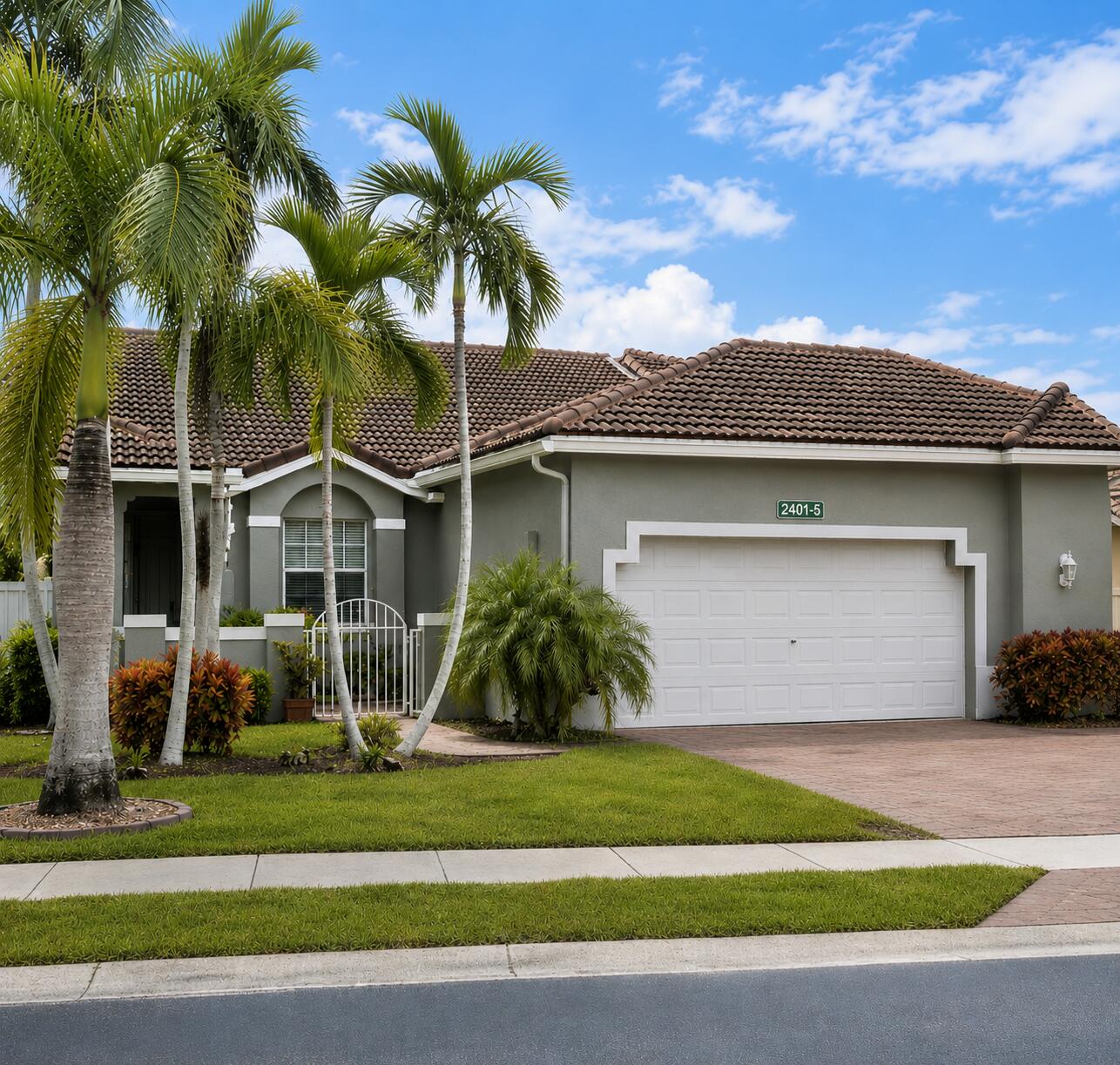 View details of listing 2401 E Aragon Boulevard 5, Sunrise, FL 33313 Sunrise with MLS#
