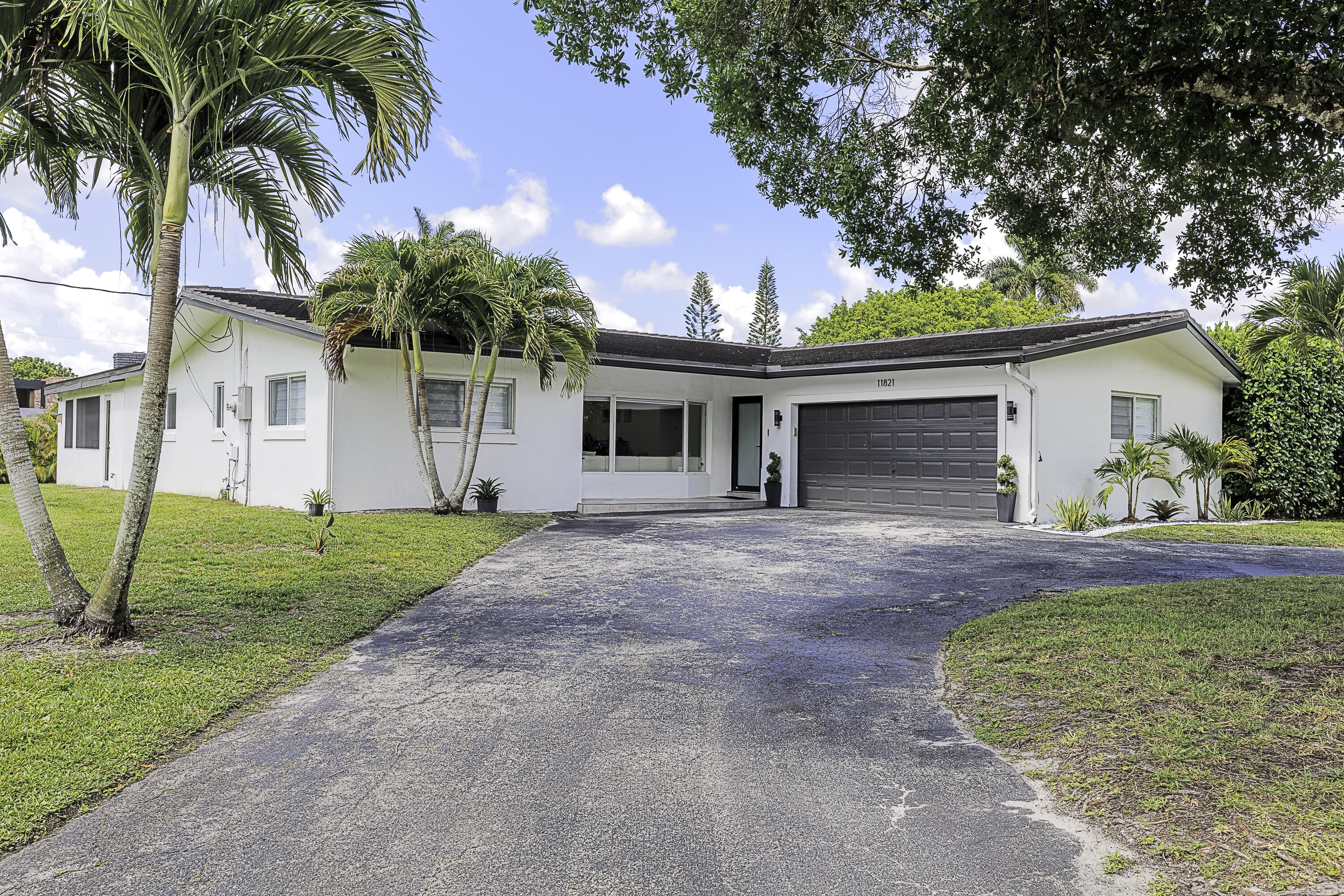 View details of listing 11821 NW 6th Court, Plantation, FL 33325 Plantation with MLS# 