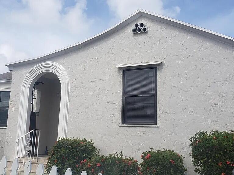 View details of listing 711 Palm Beach Lakes Boulevard, West Palm Beach, FL 33401 West Palm Beach with MLS#
