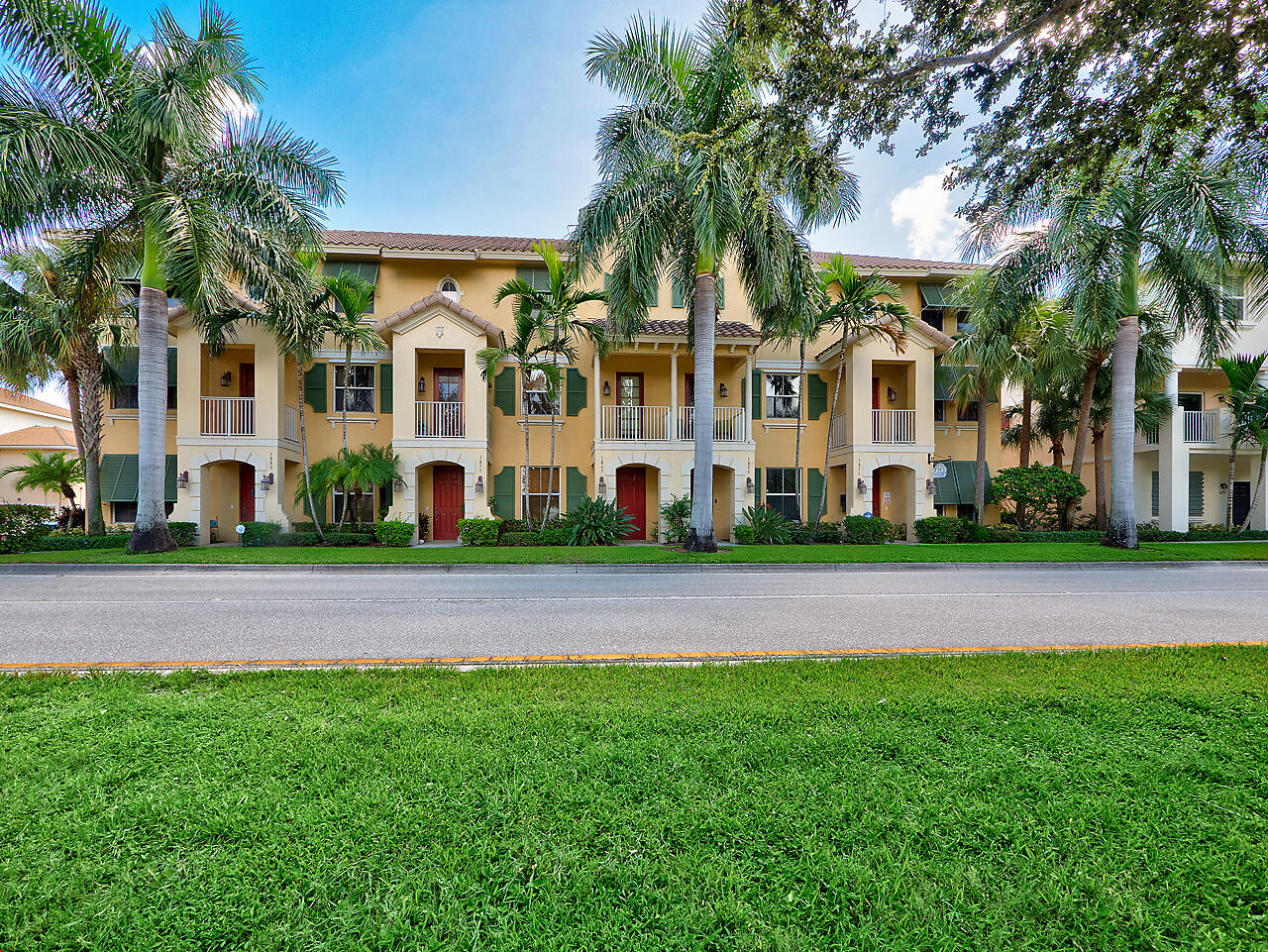 View details of listing 1859 V&iacute;a Granada, Boynton Beach, FL 33426 Boynton Beach with MLS# 