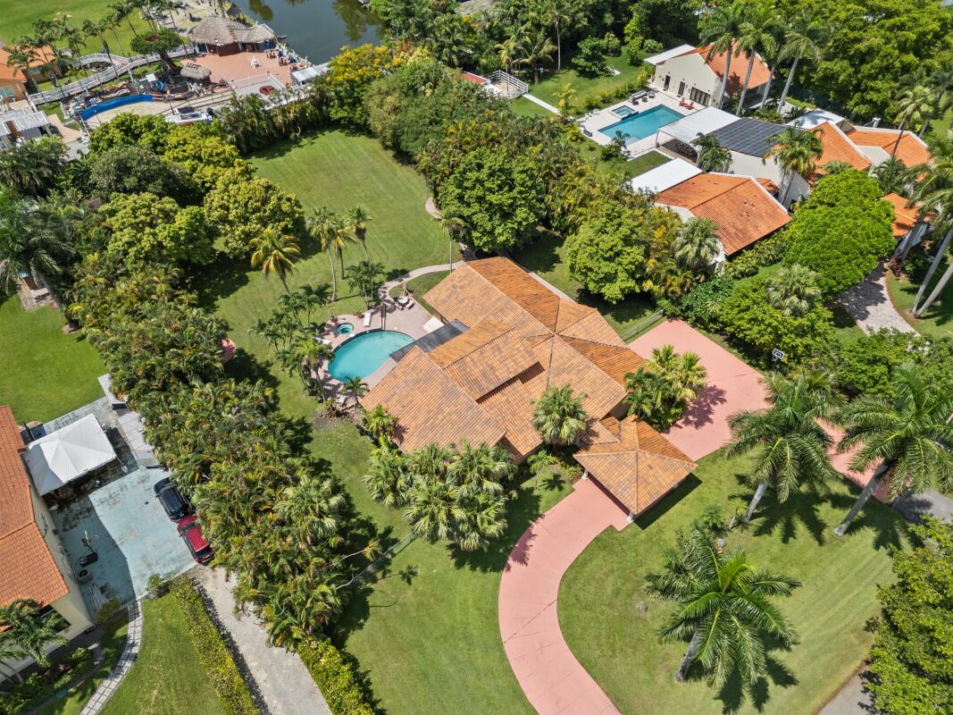 View details of listing 10010 NW 135th Street, Hialeah Gardens, FL 33018 Hialeah Gardens with MLS# 