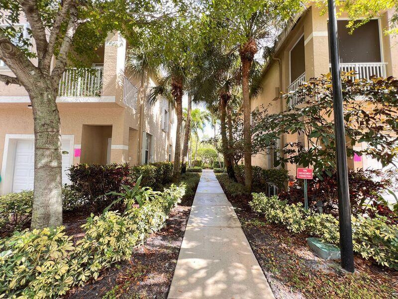 View details of listing 117 Lighthouse Circle J, Tequesta, FL 33469 Tequesta with MLS# 