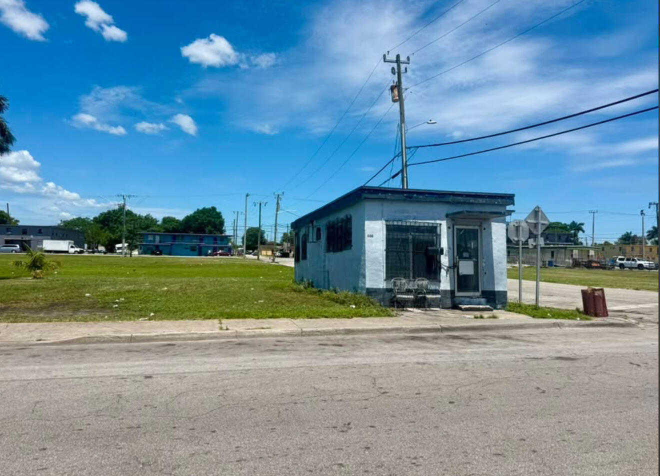 View details of listing 300 SW 5TH Street, Belle Glade, FL 33430 Belle Glade with MLS#