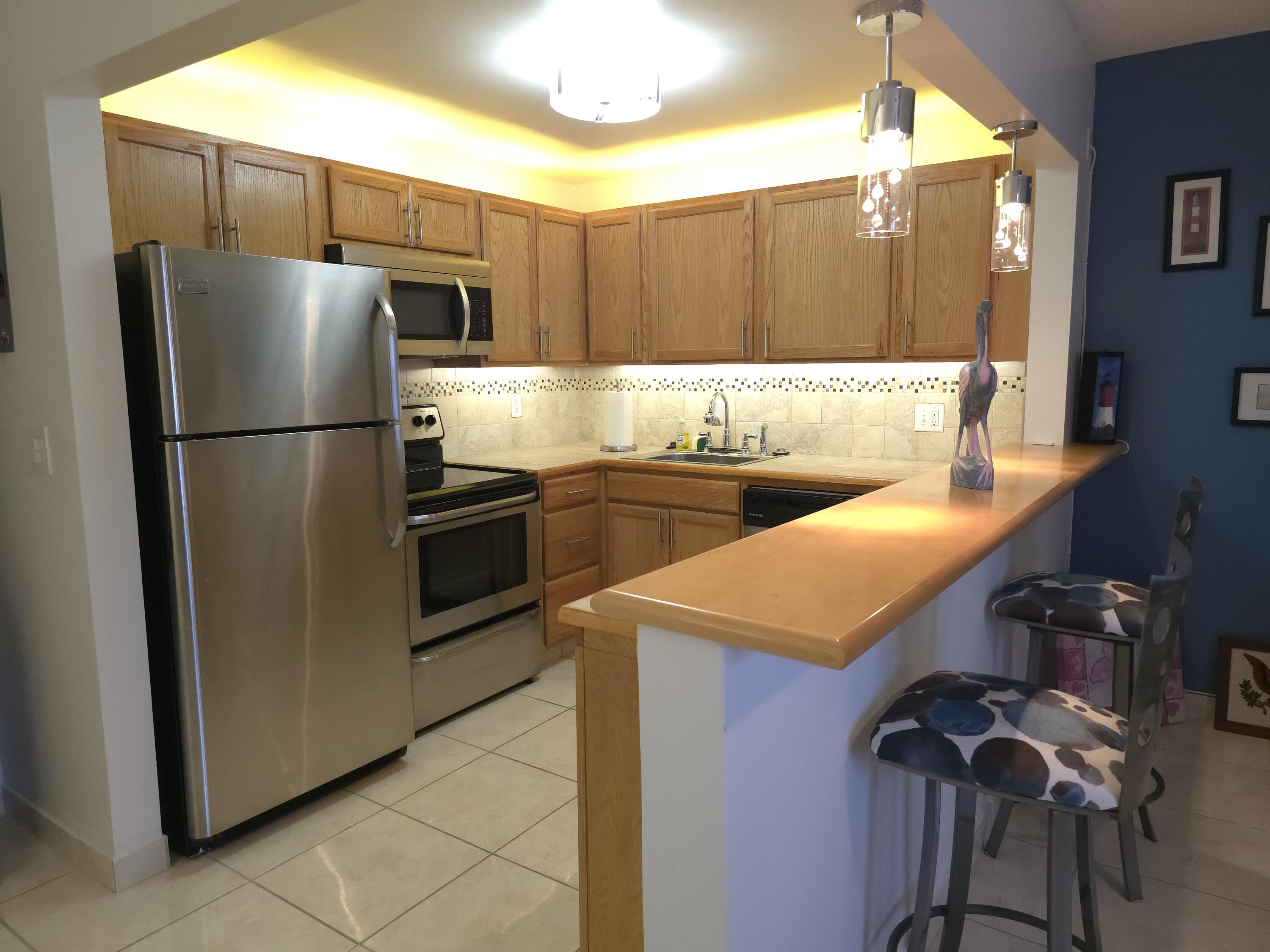Listing  105 OXFORD 100, West Palm Beach, FL 33417, West Palm Beach, FL 33417
