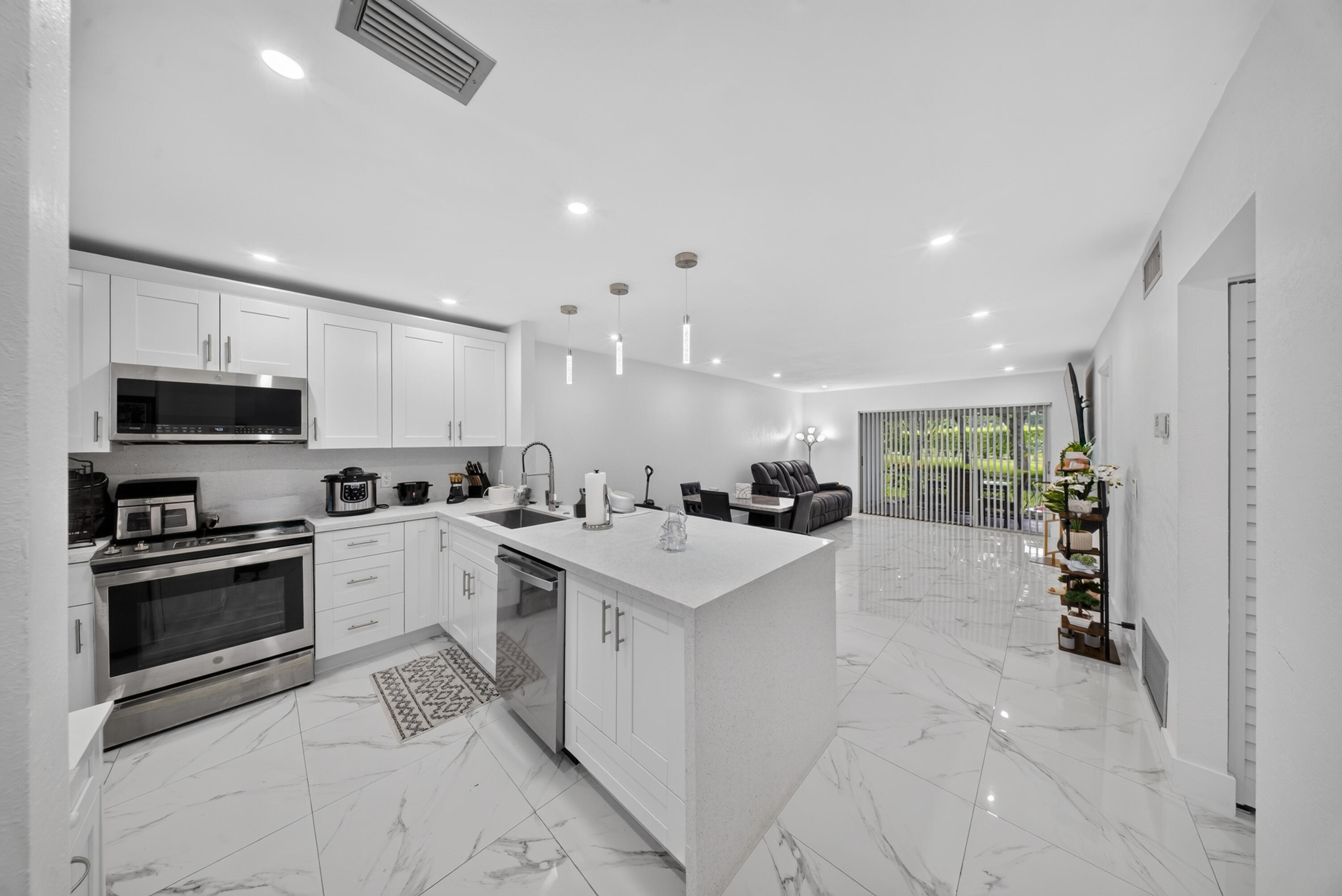 View details of listing 265 CAPE COD Circle, Lake Worth, FL 33467 Lake Worth with MLS#