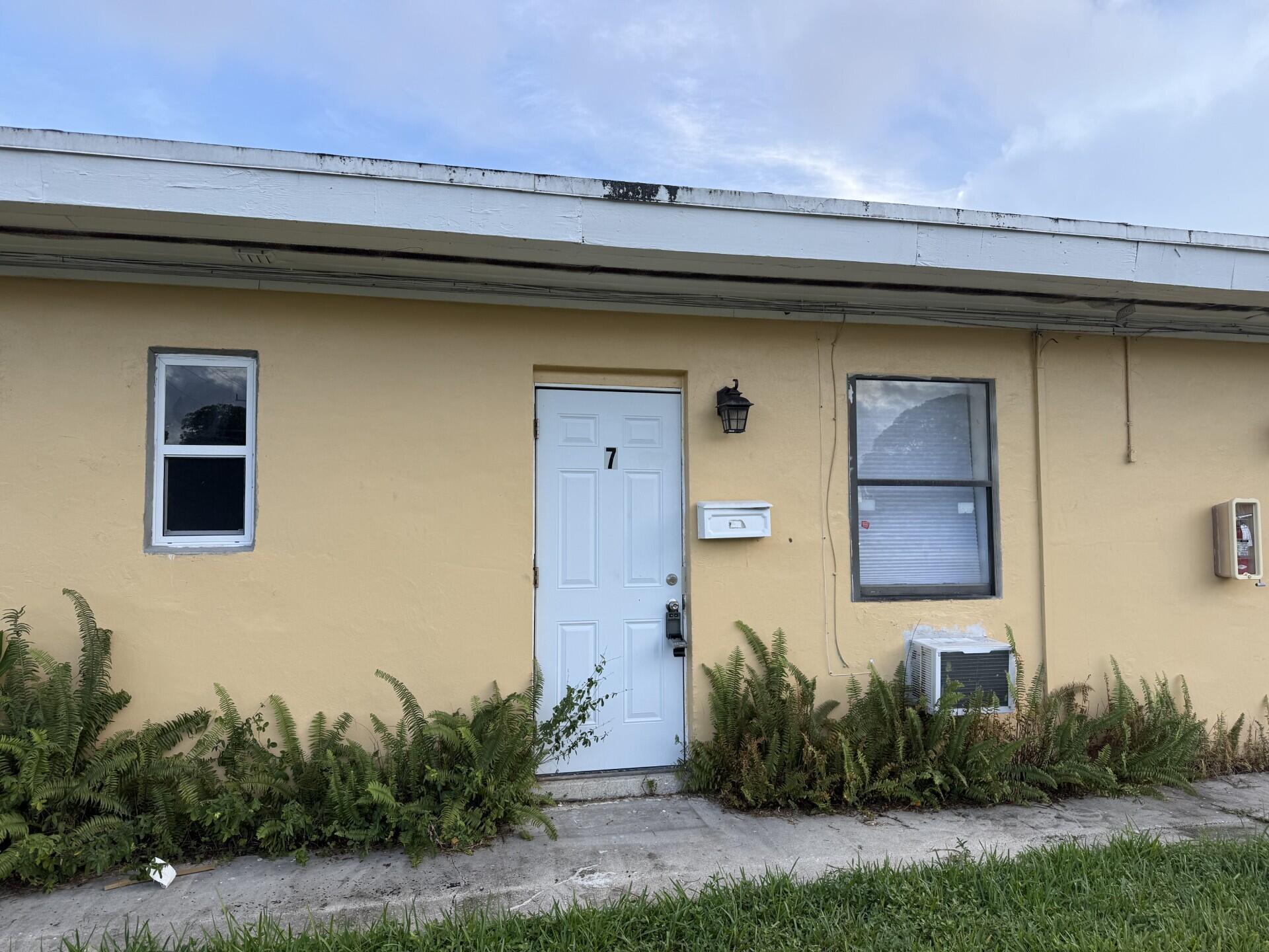 View details of listing 3300 Broadway 7, West Palm Beach, FL 33407 West Palm Beach with MLS#