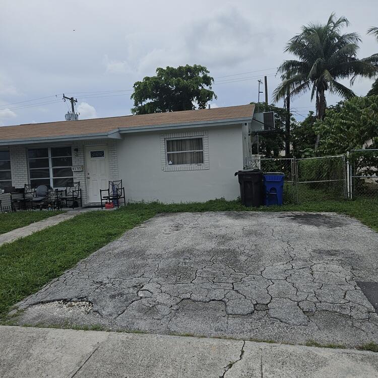 View details of listing 4133 NW 39th Avenue, Lauderdale Lakes, FL 33309 Lauderdale Lakes with MLS#