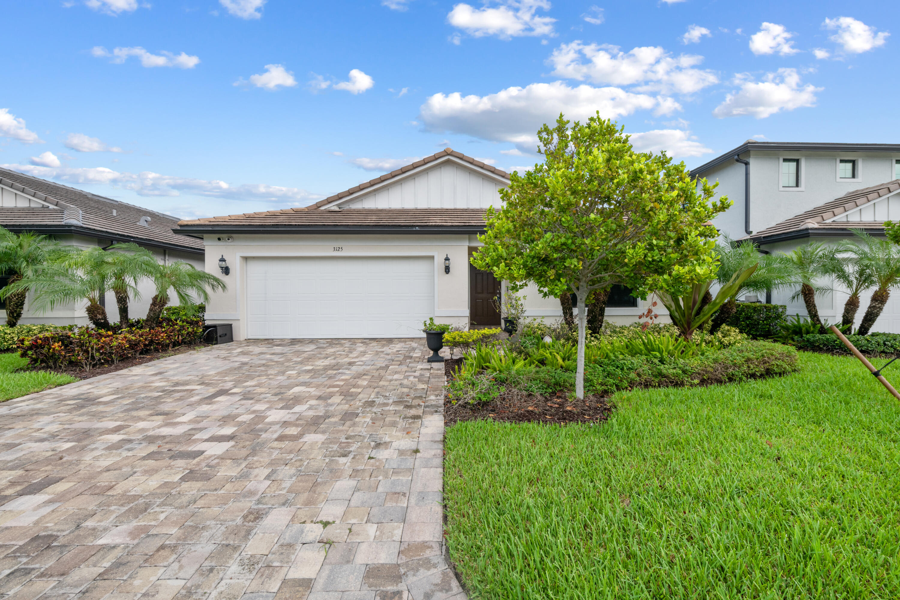 View details of listing 3125 BUTTONWOOD Court, Lauderdale Lakes, FL 33311 Lauderdale Lakes with MLS#