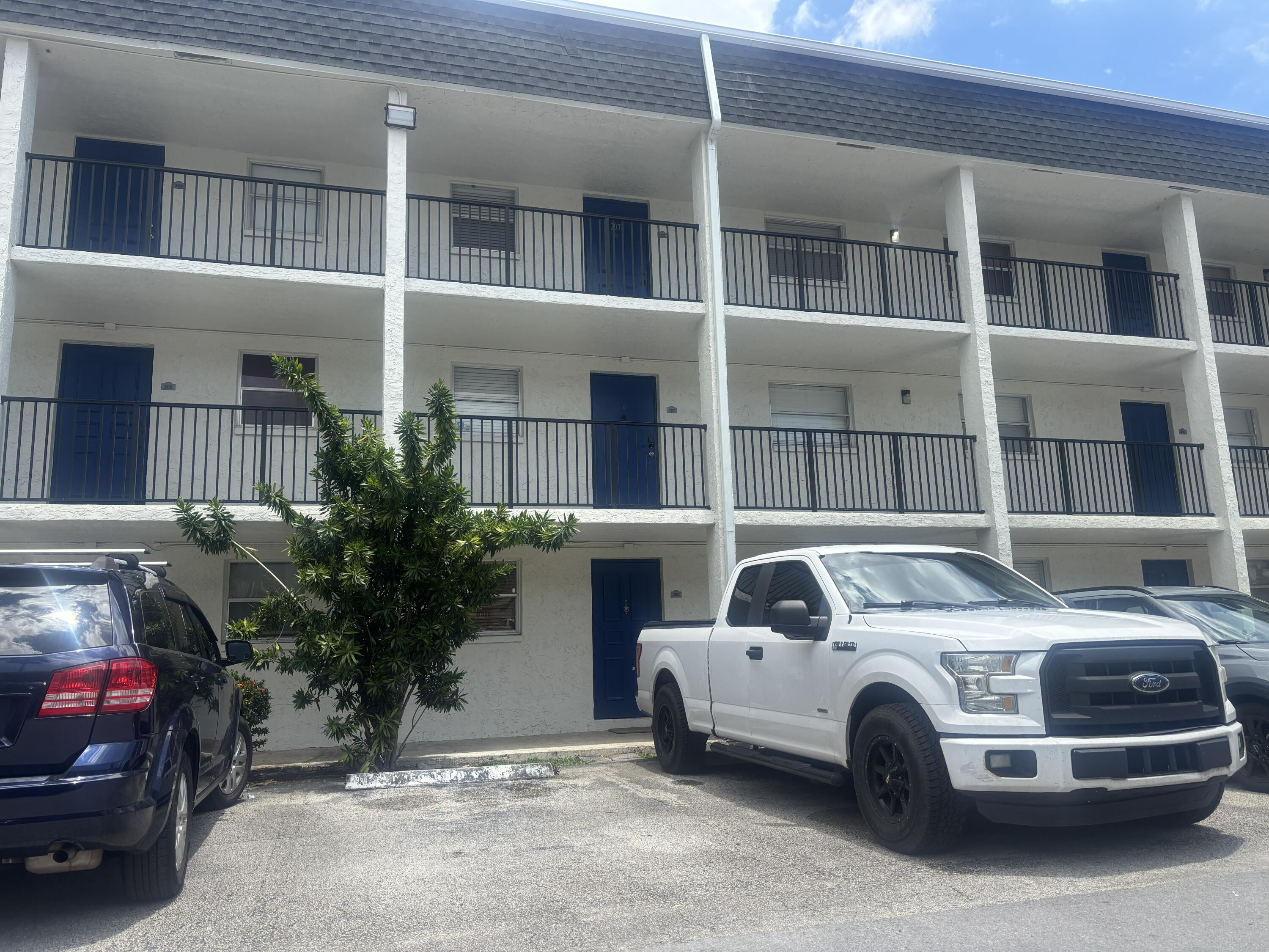 View details of listing 5090 SW 64th Avenue 106, Davie, FL 33314 Davie with MLS#