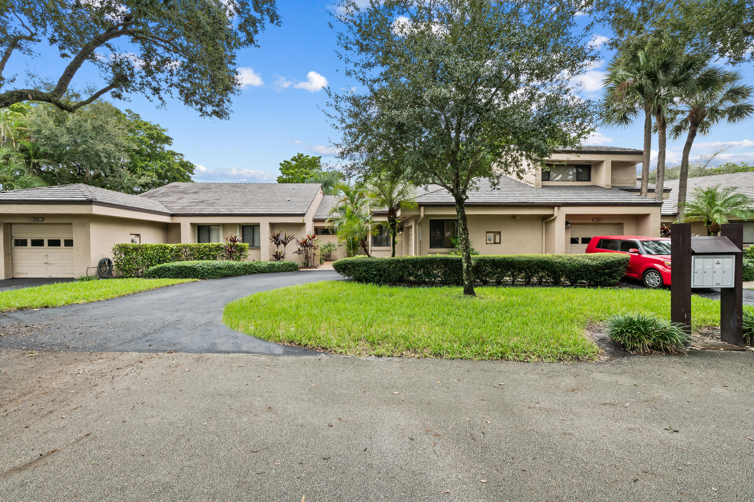 View details of listing 9212 CHELSEA Drive N, Plantation, FL 33324 Plantation with MLS# 