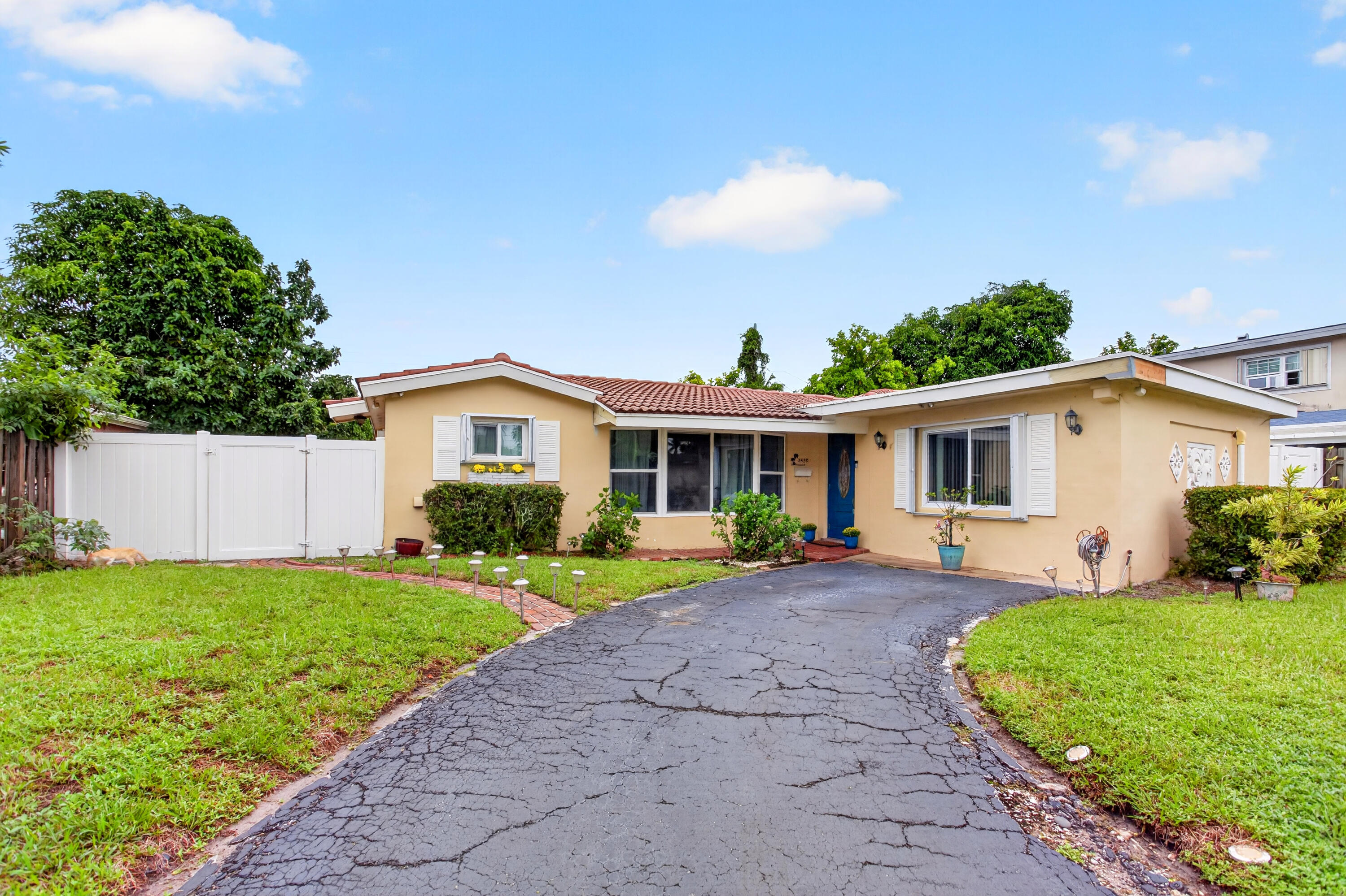 View details of listing 3550 NW 33RD Terrace W, Lauderdale Lakes, FL 33309 Lauderdale Lakes with MLS# 