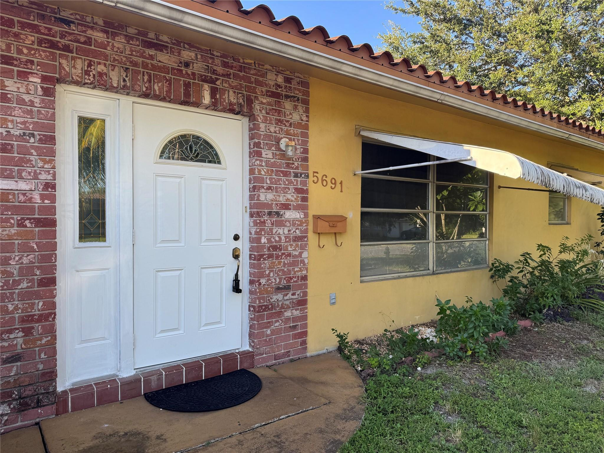 View details of listing 5691 SW 1st Street, Plantation, FL 33317 Plantation with MLS# 