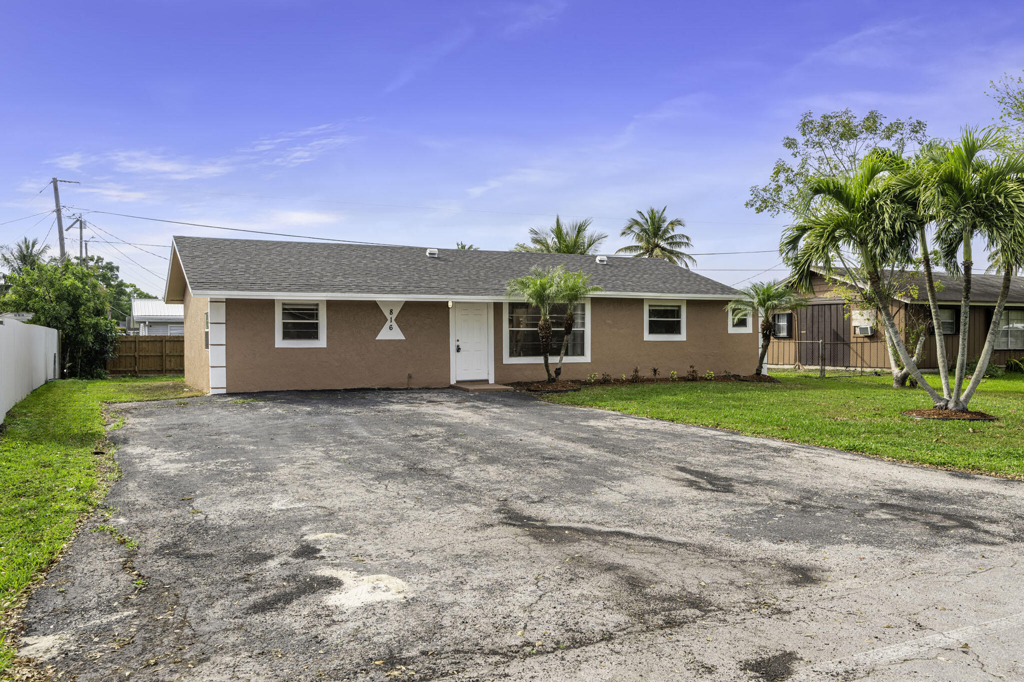 View details of listing 816 NE 22ND Street, Belle Glade, FL 33430 Belle Glade with MLS#