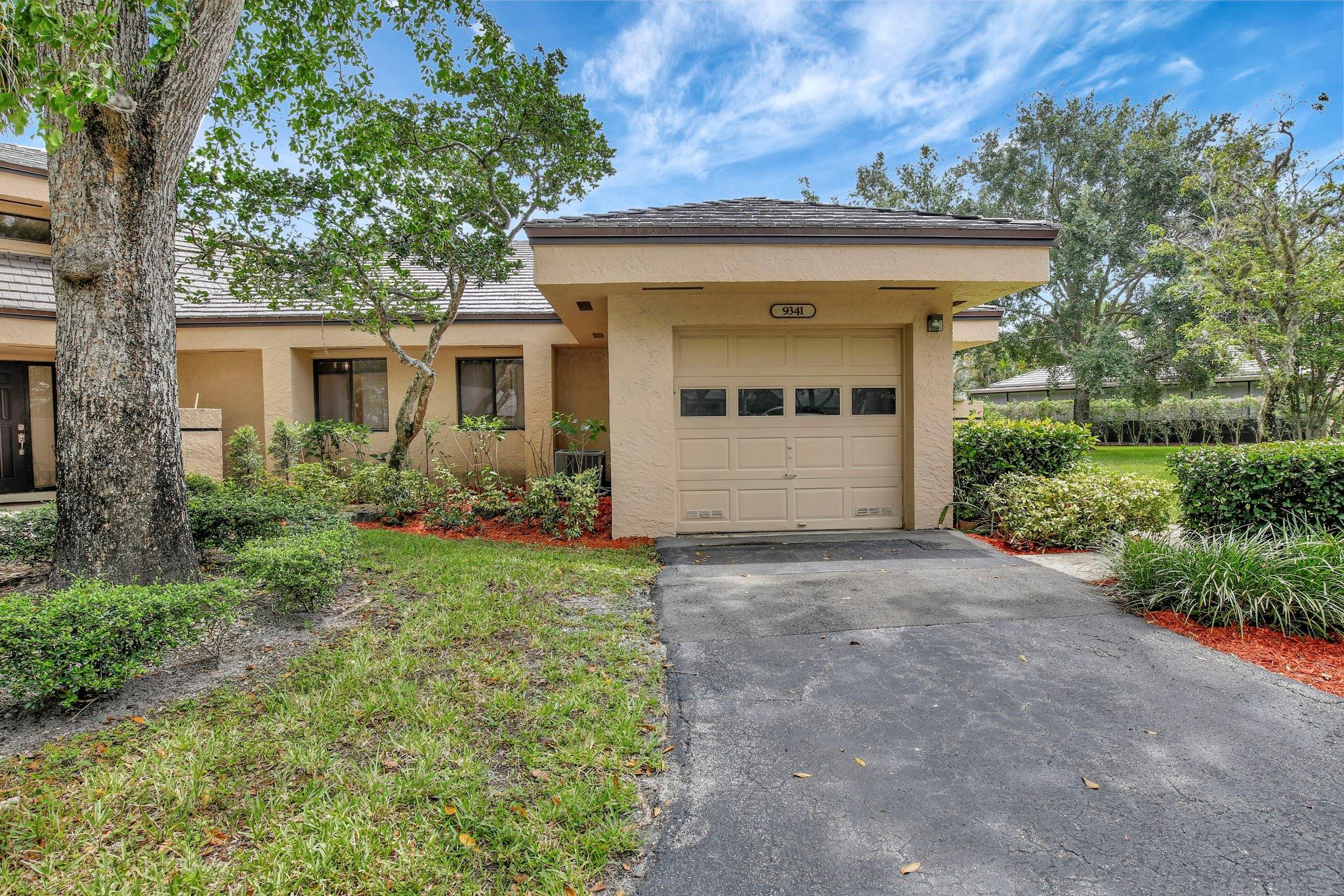 View details of listing 9341 Chelsea Drive S, Plantation, FL 33324 Plantation with MLS# 