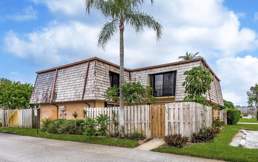 View details of listing 124 LAKE ARBOR Drive, Palm Springs, FL 33461 Palm Springs with MLS#
