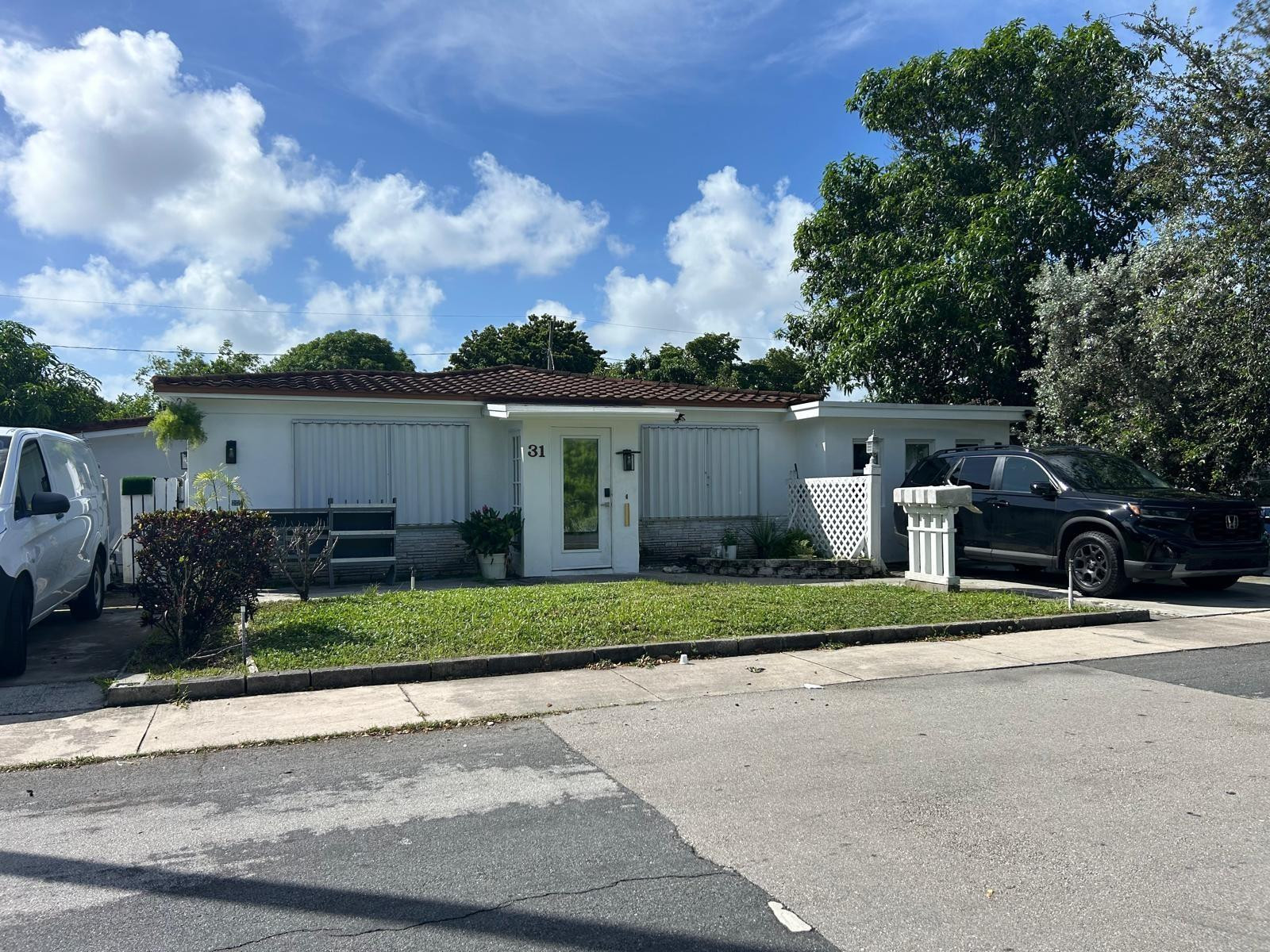 View details of listing 31 SW 10th Street 2, Dania Beach, FL 33004 Dania Beach with MLS# 