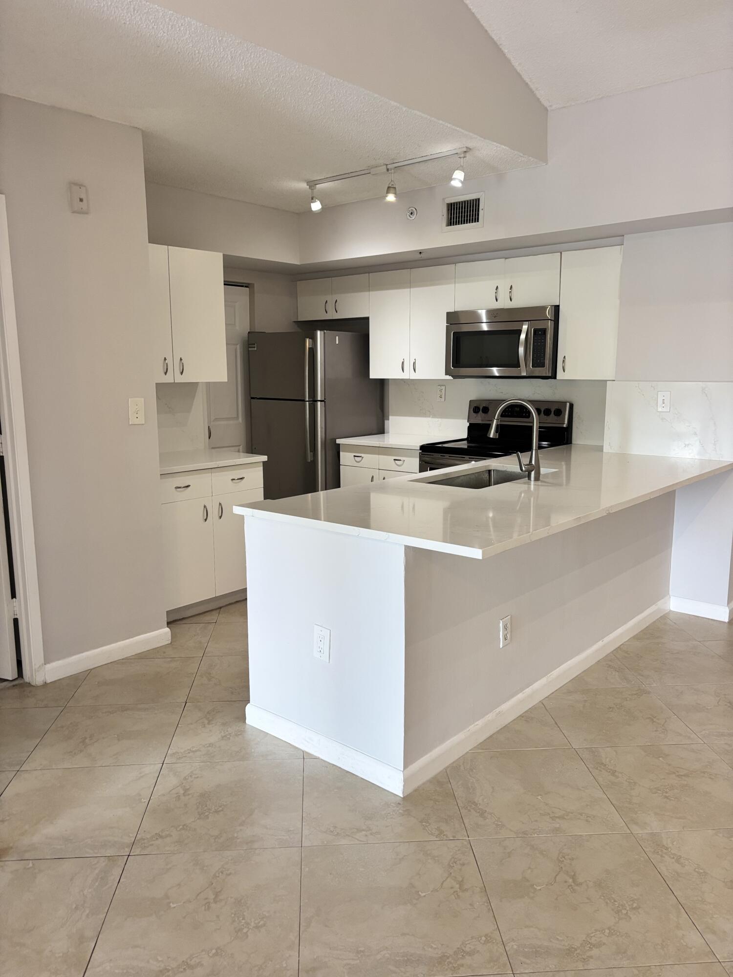 View details of listing 2640 S University Drive 305, Davie, FL 33328 Davie with MLS# 