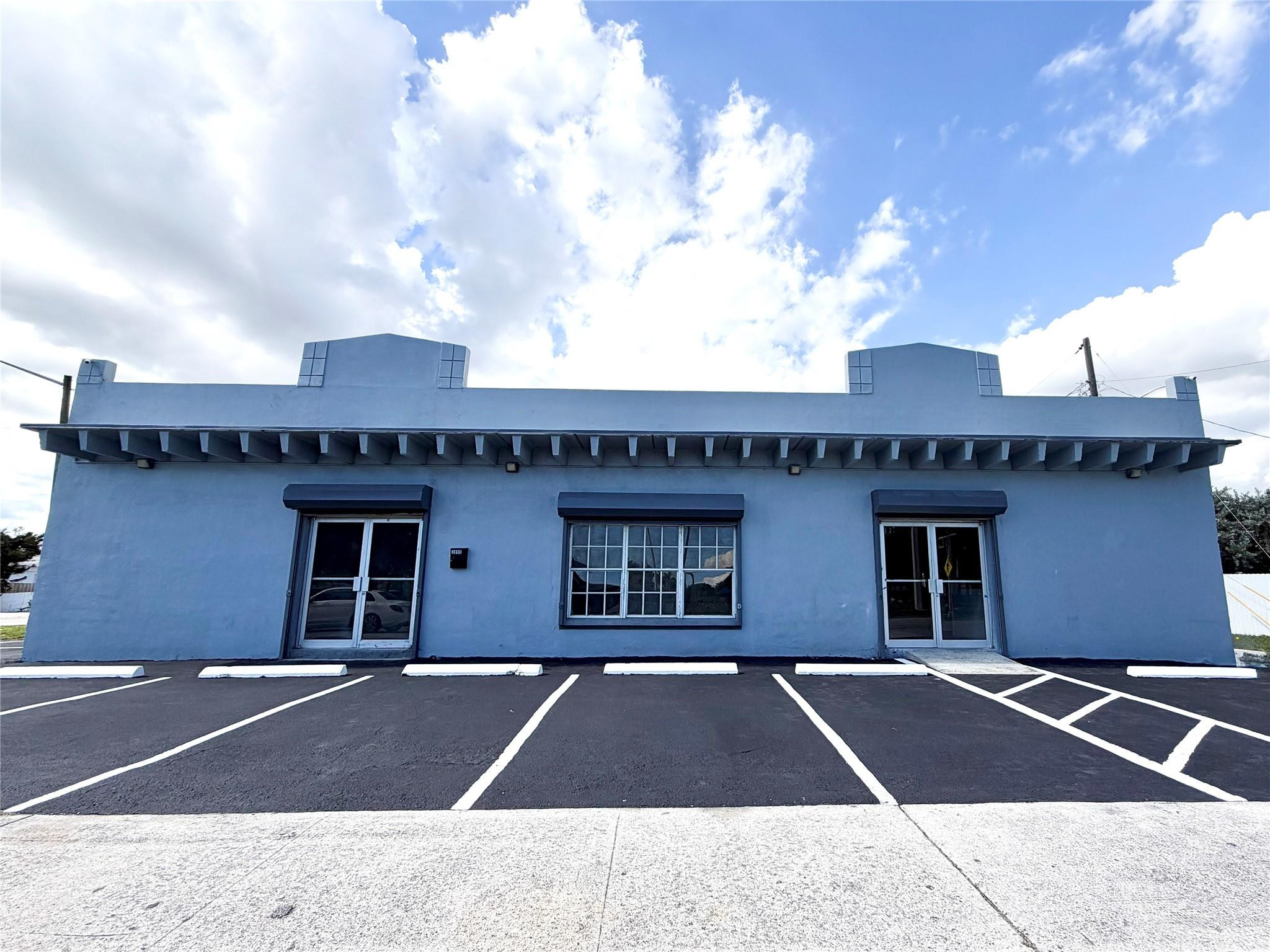 View details of listing 3000 N 22nd Avenue, Hollywood, FL Hollywood with MLS# 
