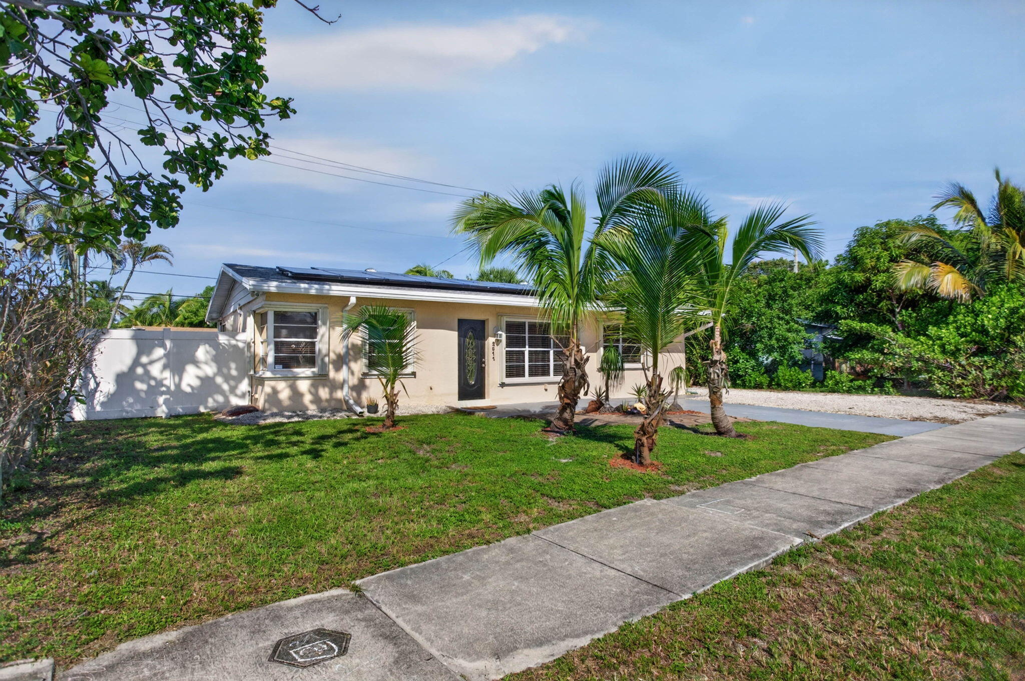 View details of listing 2511 NE 9TH Terrace, Pompano Beach, FL 33064 Pompano Beach with MLS# 